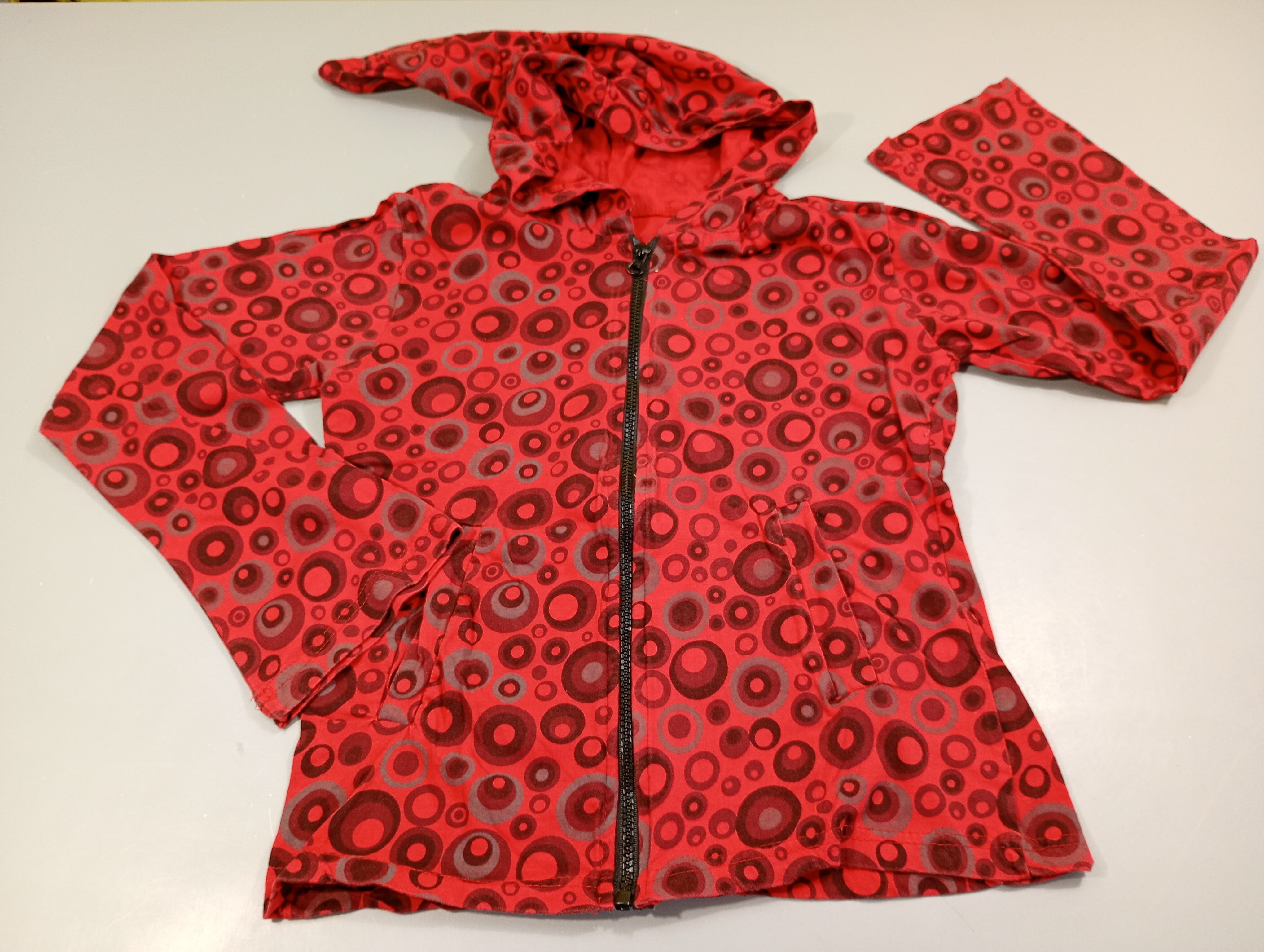 Gilet zippé à capuche rouge , motifs circulaires