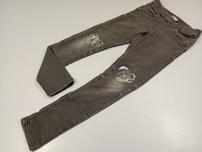 Jegging, denim noir, coeurs en sequins réversibles aux genoux petit accroc dessous de la poche et légères usures aux genoux, moins cher chez Petit Kiwi