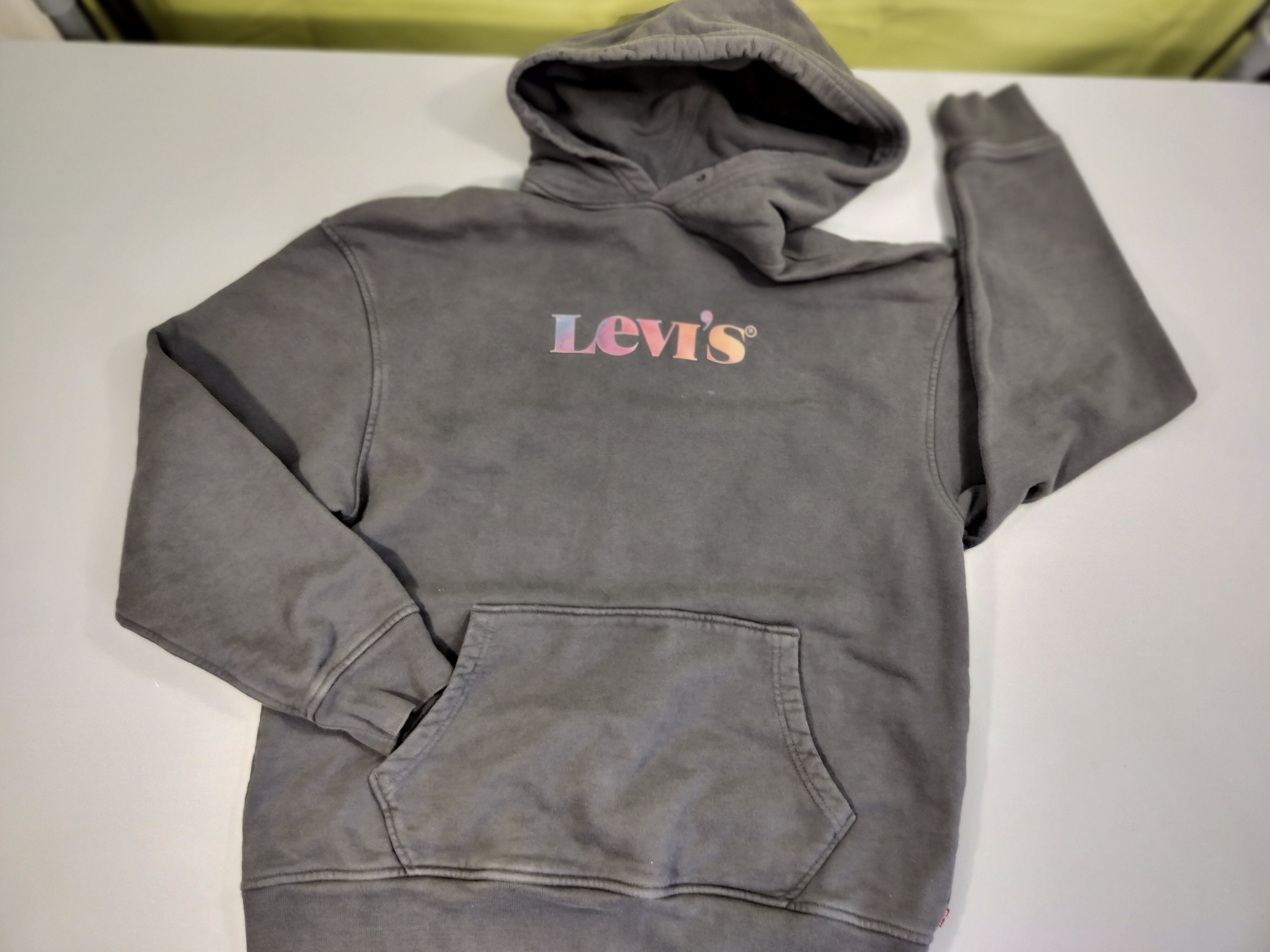 Sweat à capuche gris , poche à l'avant. 