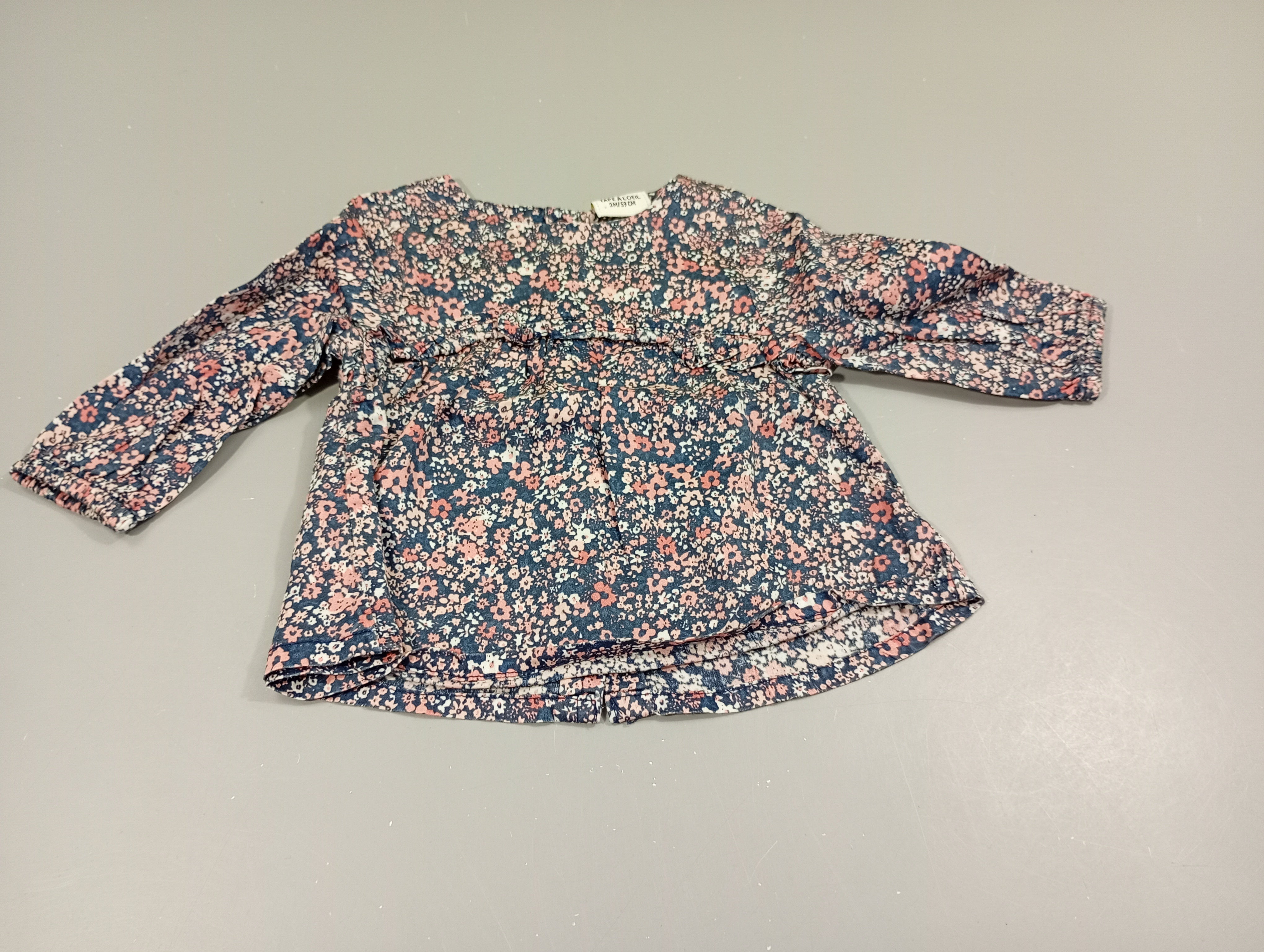 Blouse m.l bleu marine à fleurs pastels
