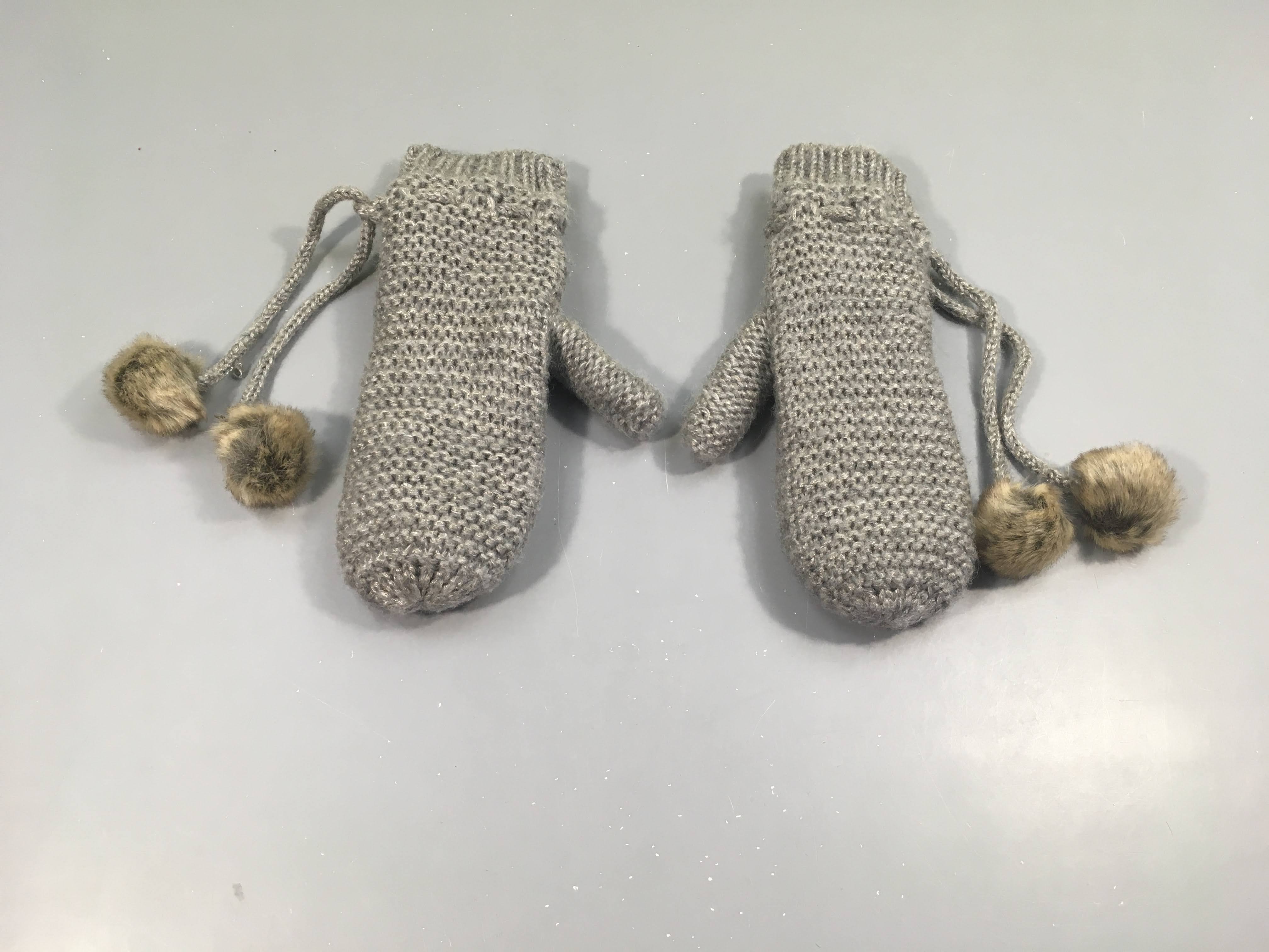 Moufles tricot gris, légèrement irrisé, pompons, intérieur polar