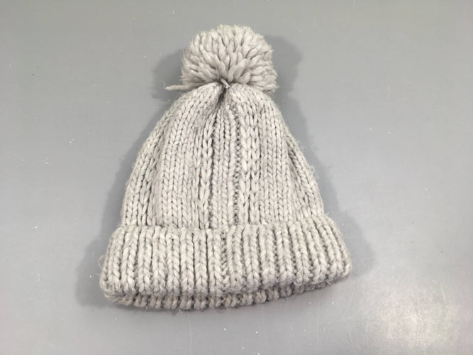 Bonnet tricot gris clair bleuté,pompon . Un peu bouloché, moins cher chez Petit Kiwi
