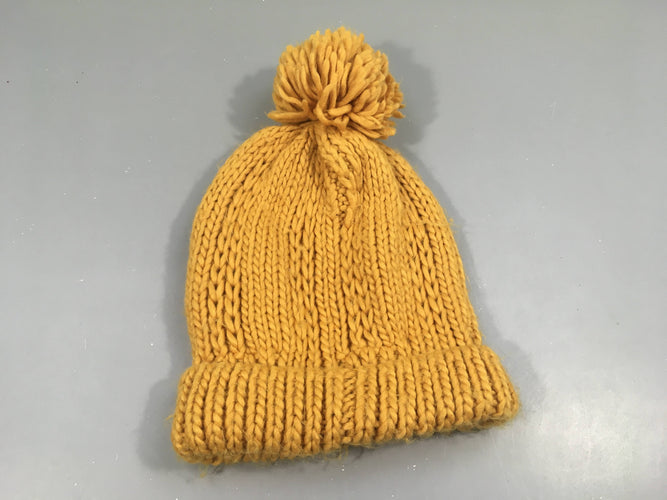 Bonnet tricot jaune moutarde,pompon . Un peu bouloché, moins cher chez Petit Kiwi