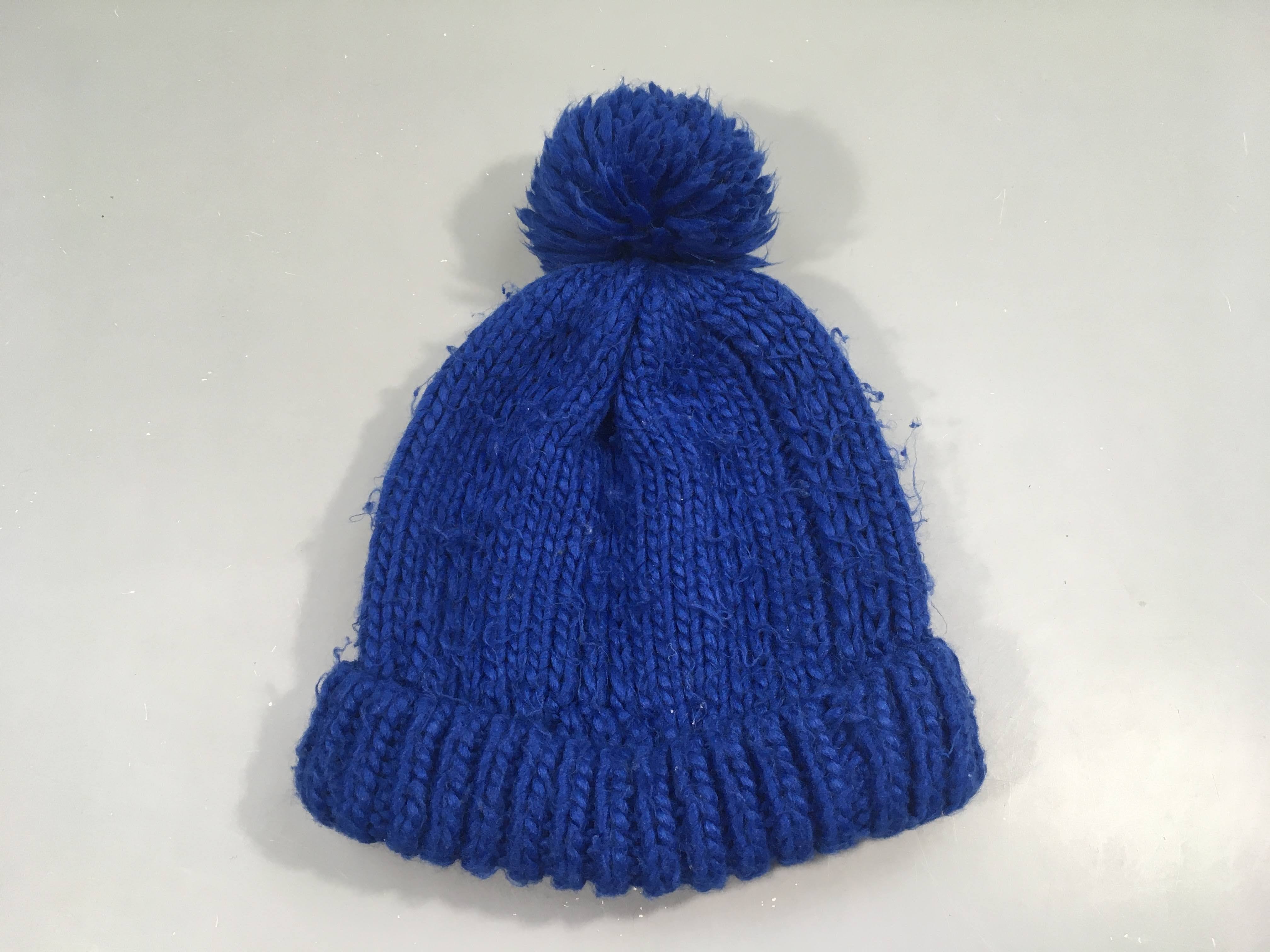 Bonnet tricot bleu,pompon . Bouloché