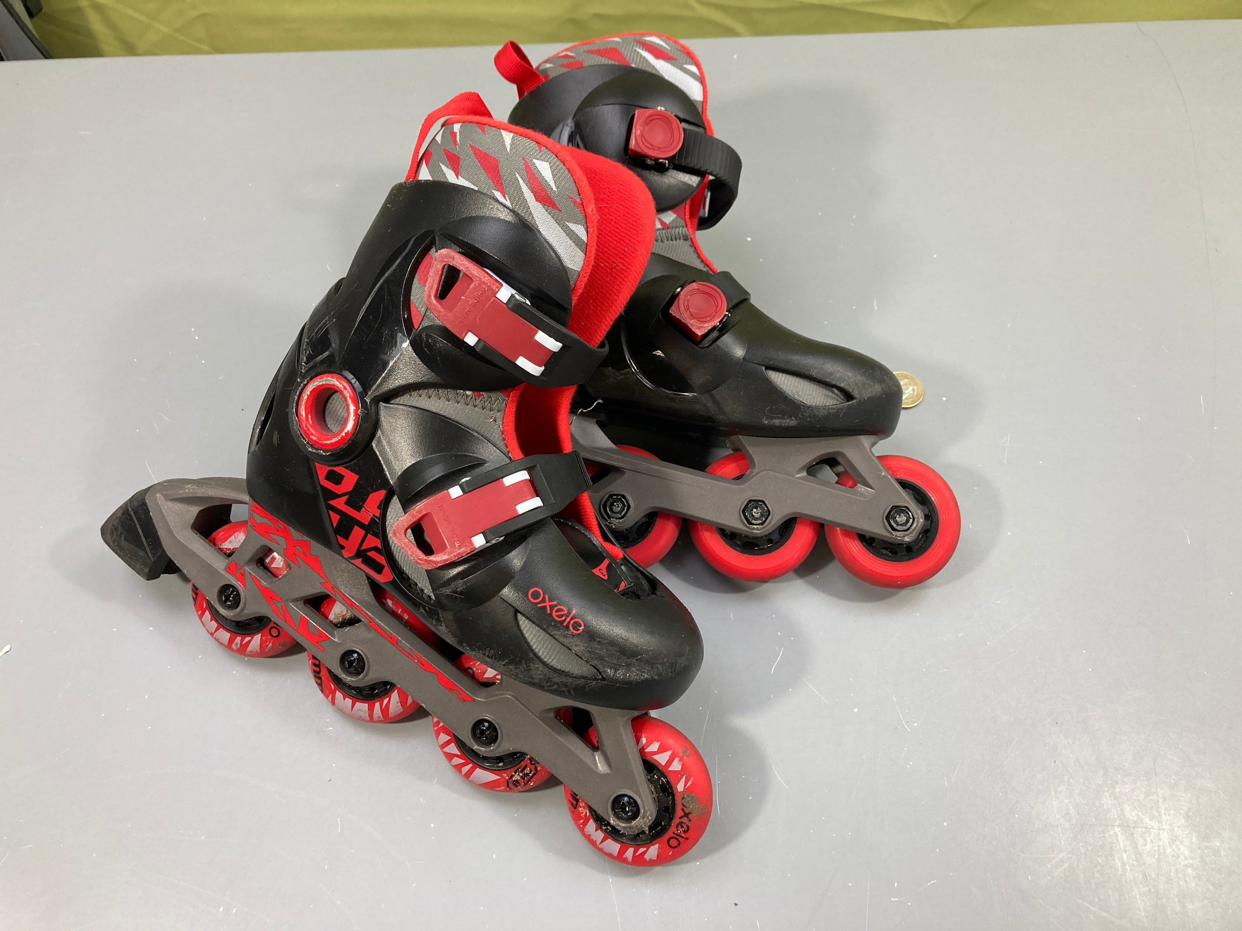 Rollers rouge et noir Oxelo (28-30), traces d'usures