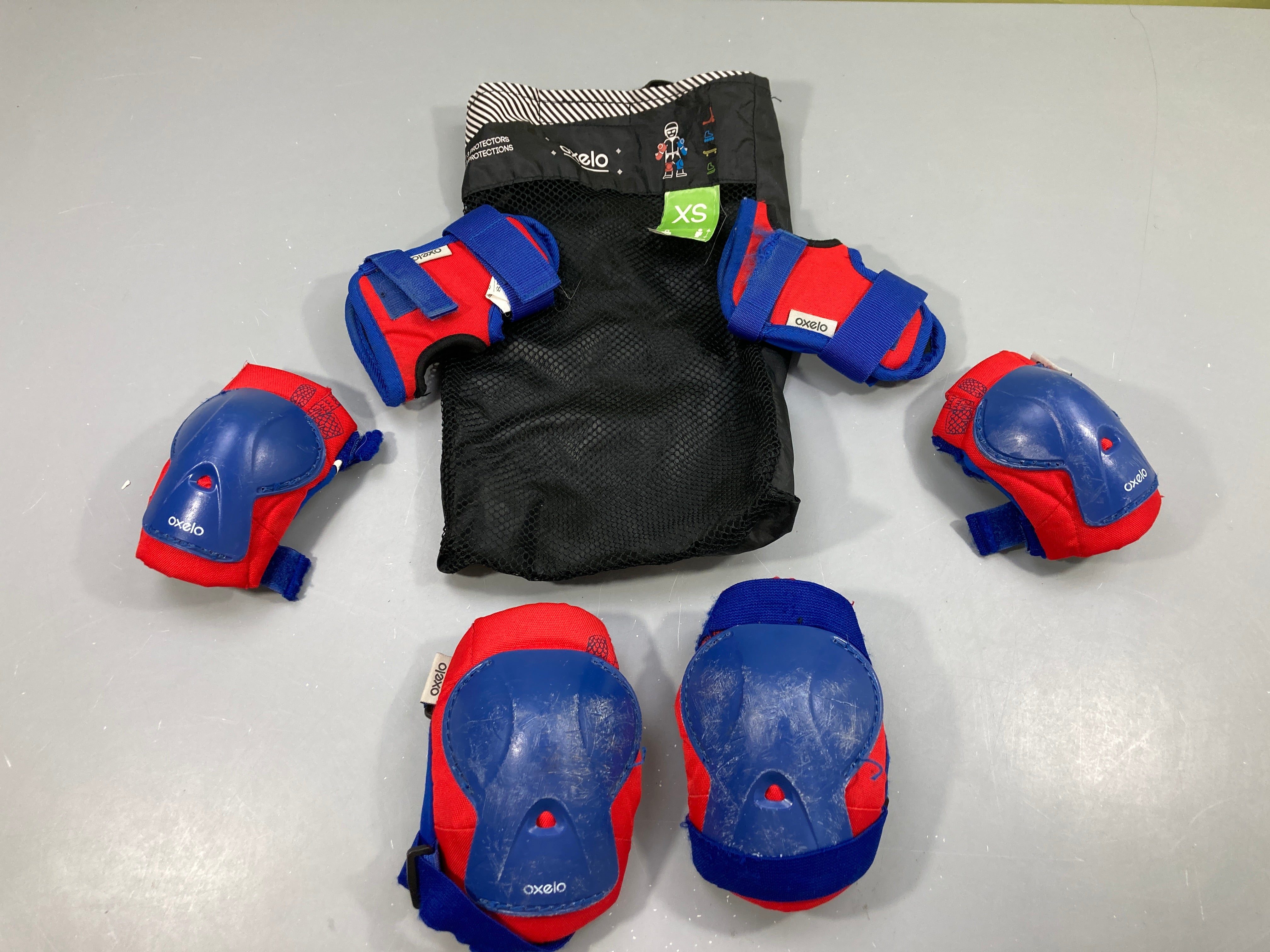 Prote.ctions Oxeloc, coudières, grenouillère et protège- poignets XS (6-10a), traces d'usures