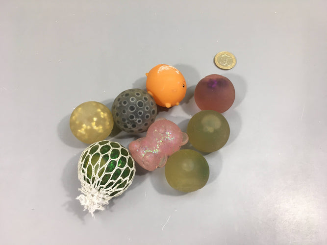 8 balles en silicone, moins cher chez Petit Kiwi