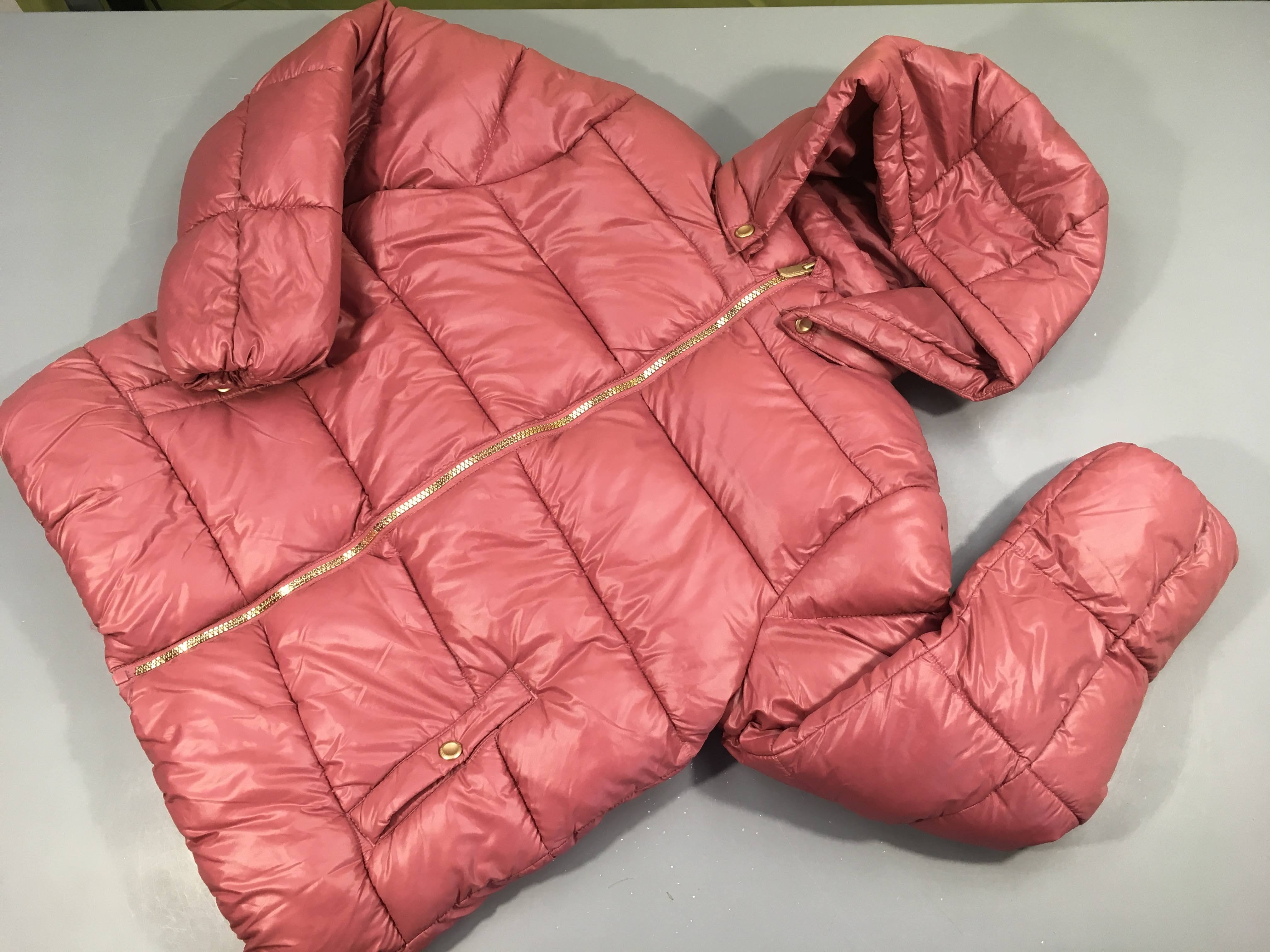 Etat neuf (jamais portée) Doudoune  rose zip doré à capuche ammovible