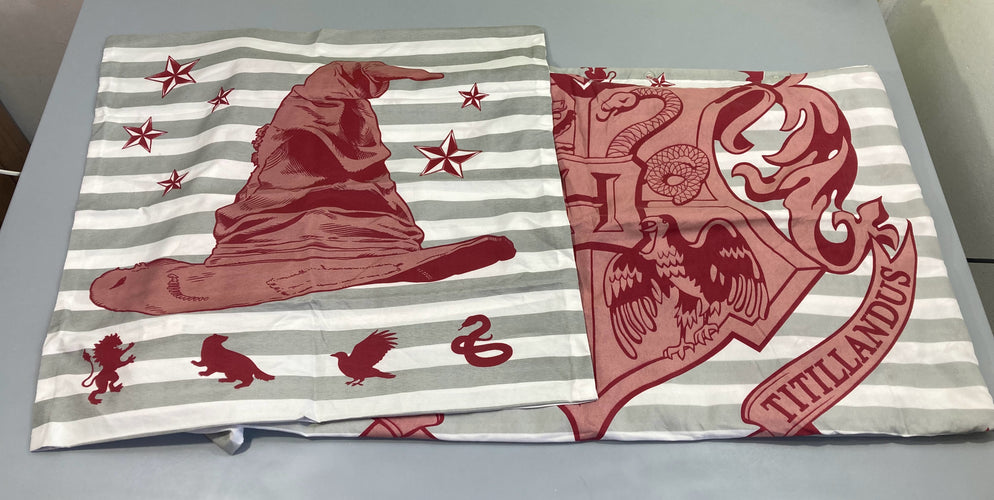 Housse de couette + taie Harr.y Potter chapeau, lit 1p, moins cher chez Petit Kiwi