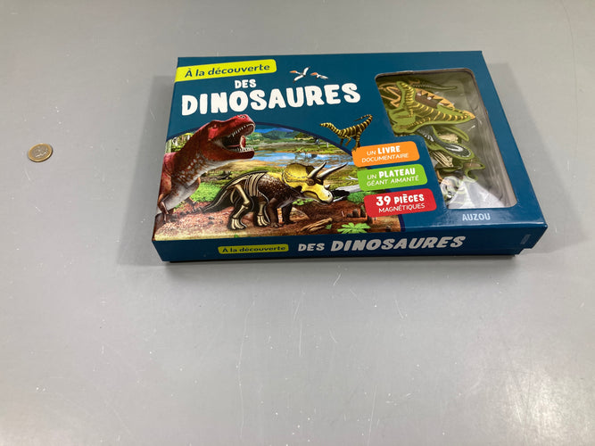 Complet. A la découverte des dinosaures. 1 livre documentaire , 1 plateau géant, 39 pièces magnétiques, moins cher chez Petit Kiwi