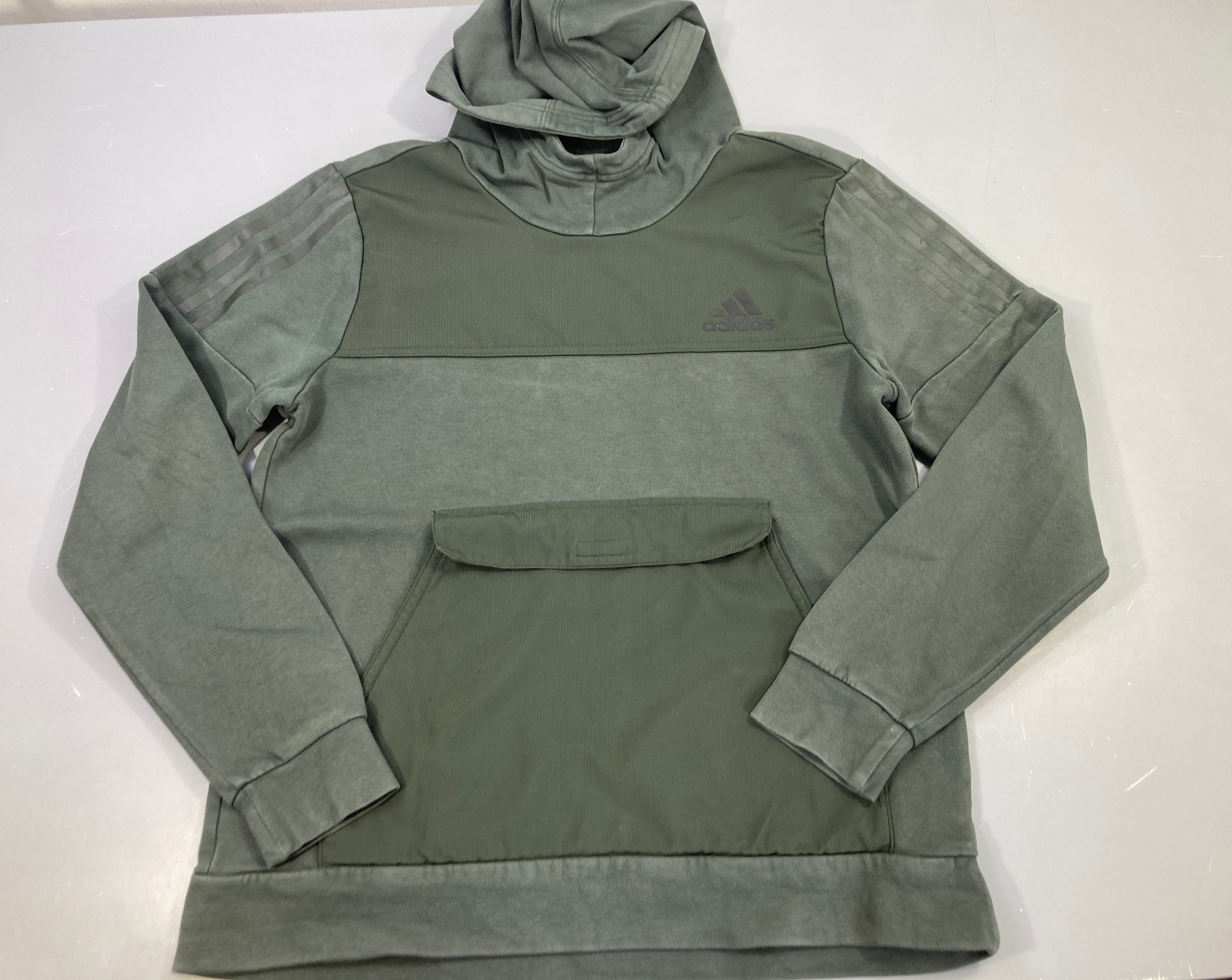 Sweat à capuche vert poche avant
