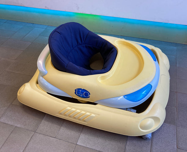 Chicco trotteur jaune avec tablette de jeu son et lumière amovible-Structure plastique sous l'assise fissurée mais n'impacte pas la sécurité, moins cher chez Petit Kiwi