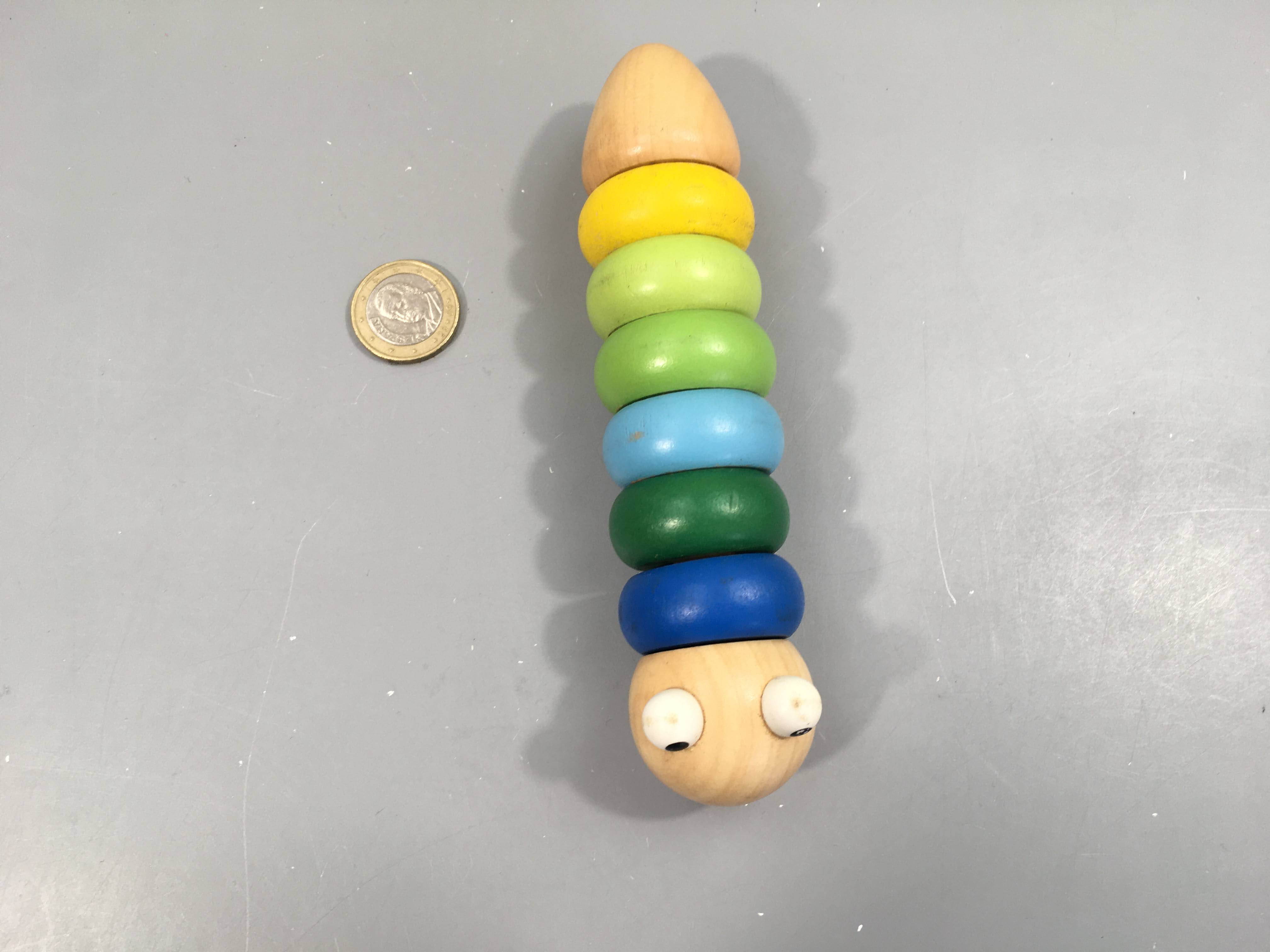 Chenille en bois avec anneaux à enfiler