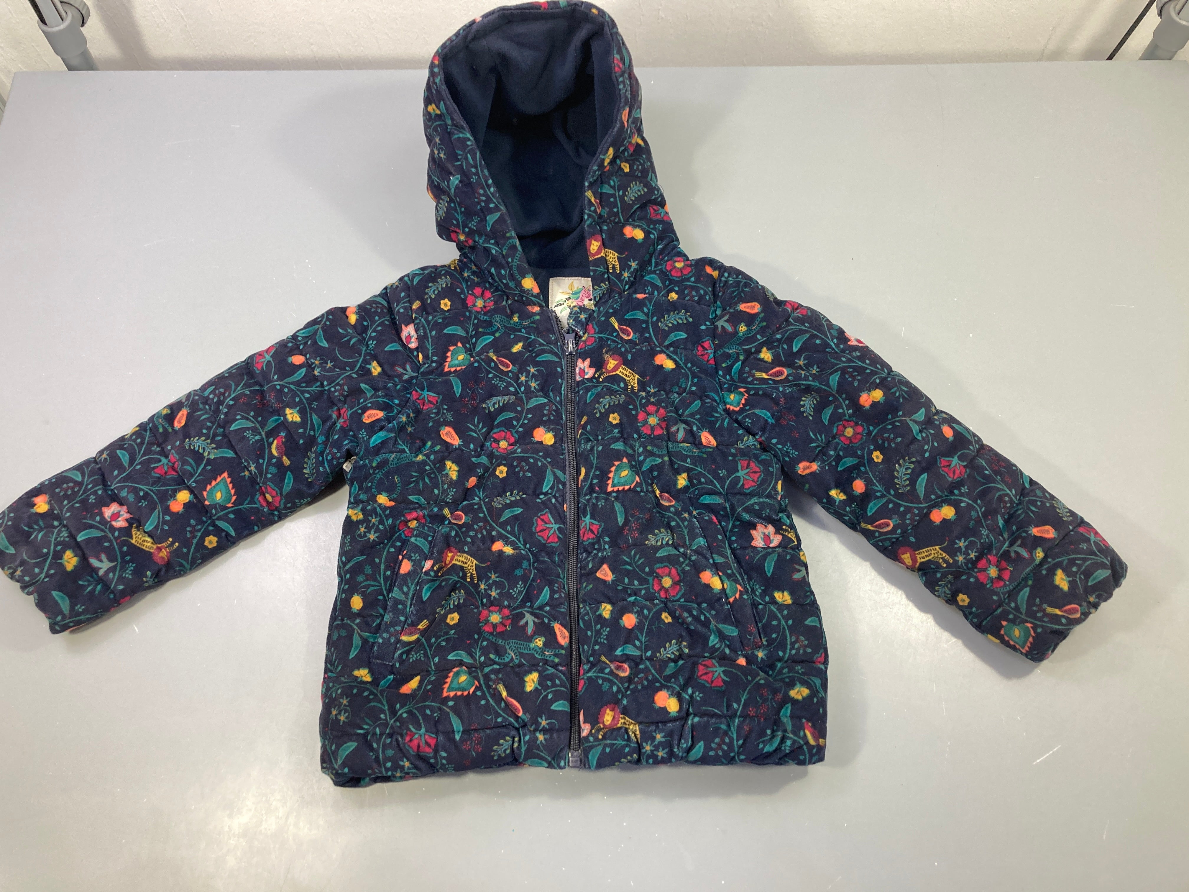Veste textile ouatinée à capuche bleu foncé motifs jaune-rose