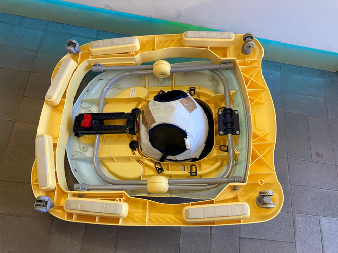 Chicco trotteur jaune avec tablette de jeu son et lumière amovible-Structure plastique sous l'assise fissurée mais n'impacte pas la sécurité, moins cher chez Petit Kiwi