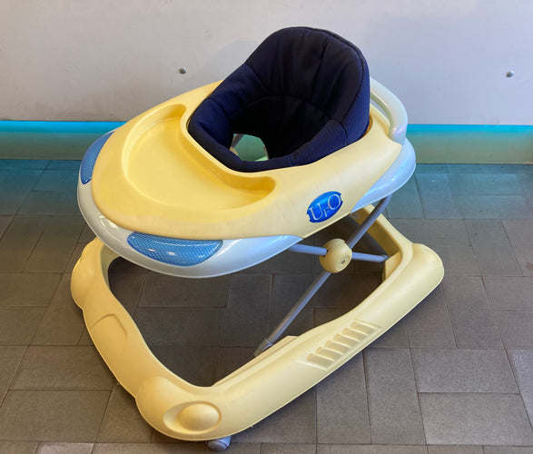 Chicco trotteur jaune avec tablette de jeu son et lumière amovible-Structure plastique sous l'assise fissurée mais n'impacte pas la sécurité, moins cher chez Petit Kiwi