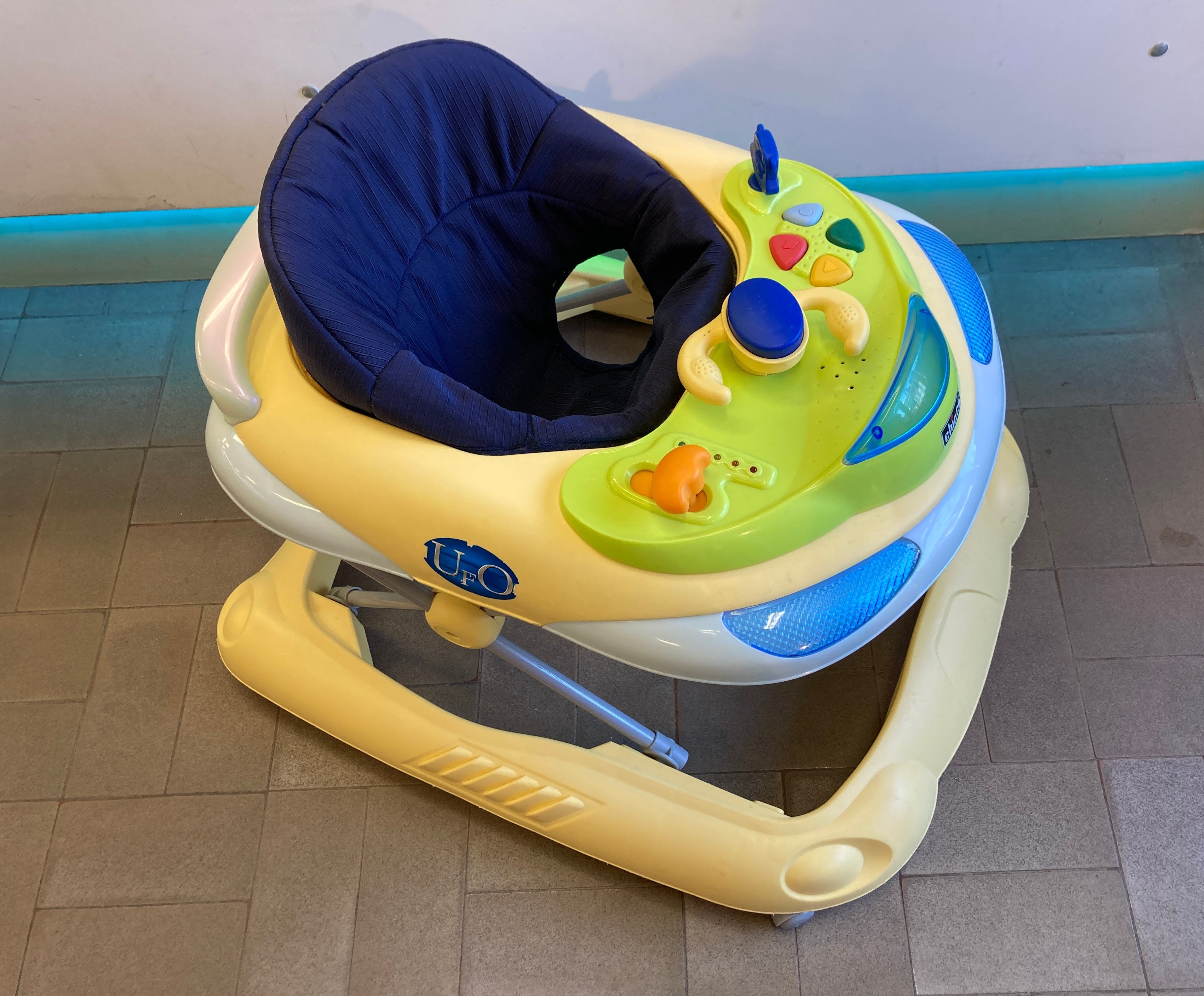 Chicco trotteur jaune avec tablette de jeu son et lumière amovible-Structure plastique sous l'assise fissurée mais n'impacte pas la sécurité