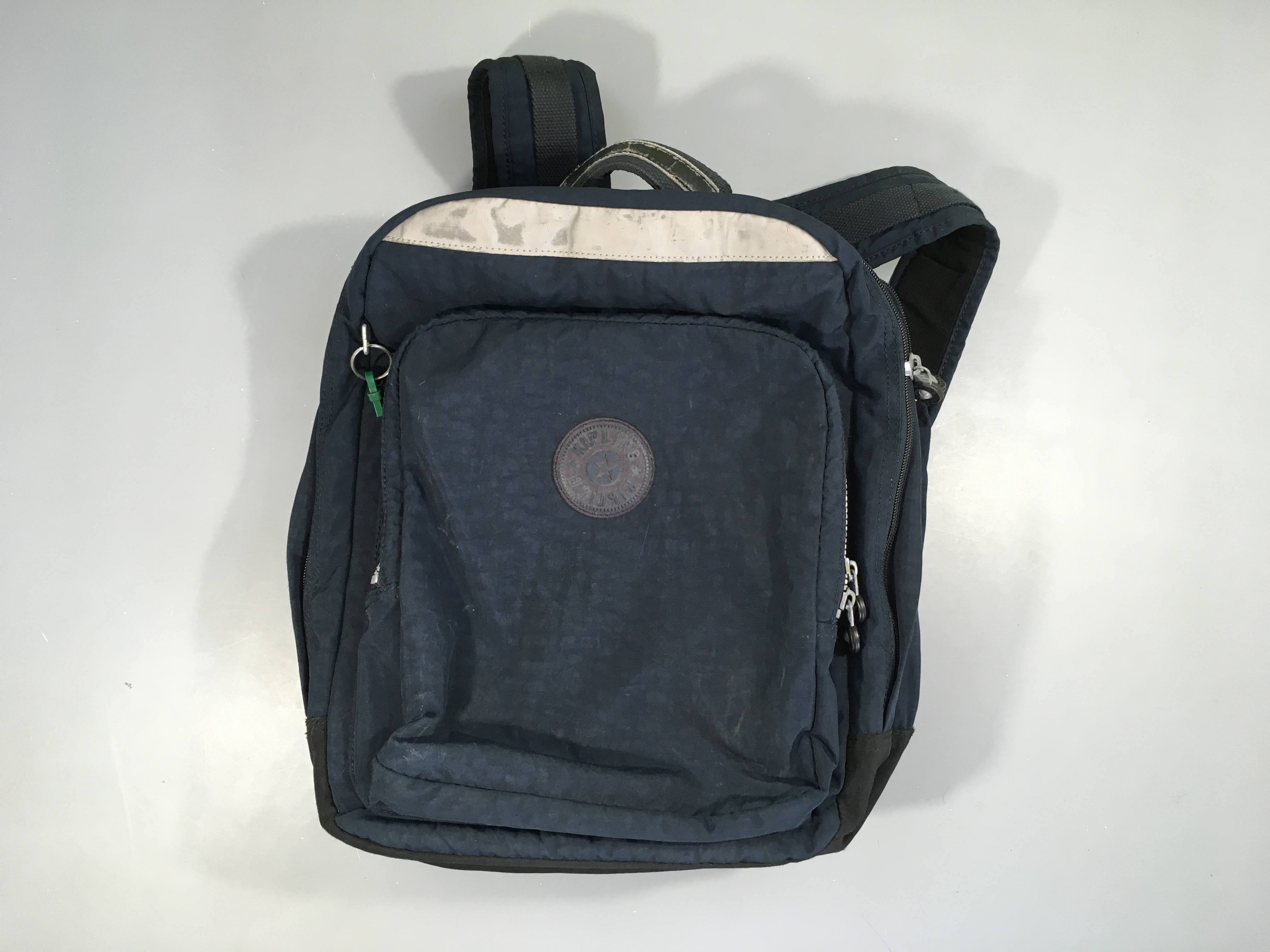 Sac à dos bleu foncé Quelques traces d'usures sur bande réfléchissante