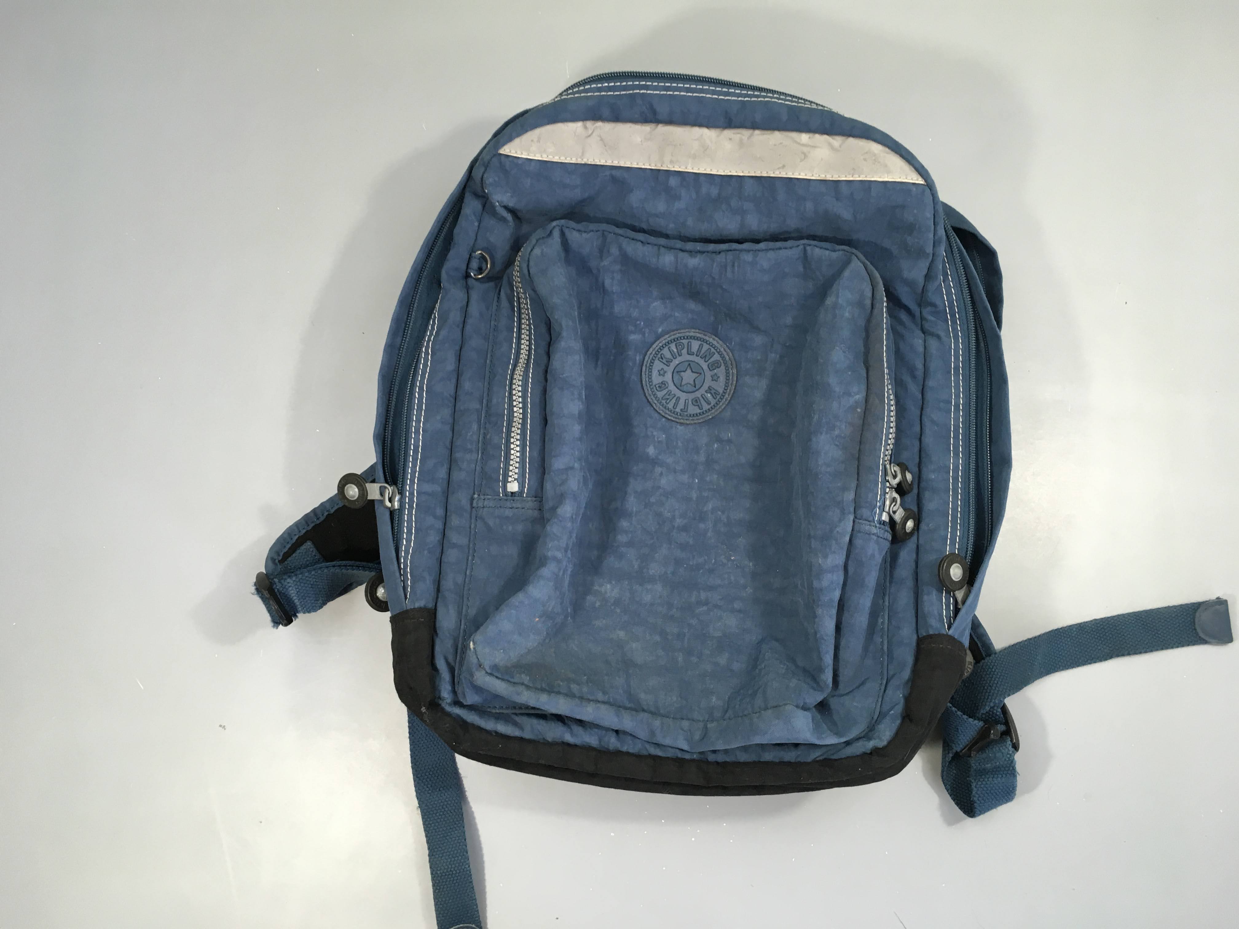 Sac à dos bleu Quelques traces d'usures sur bande réfléchissante et fond