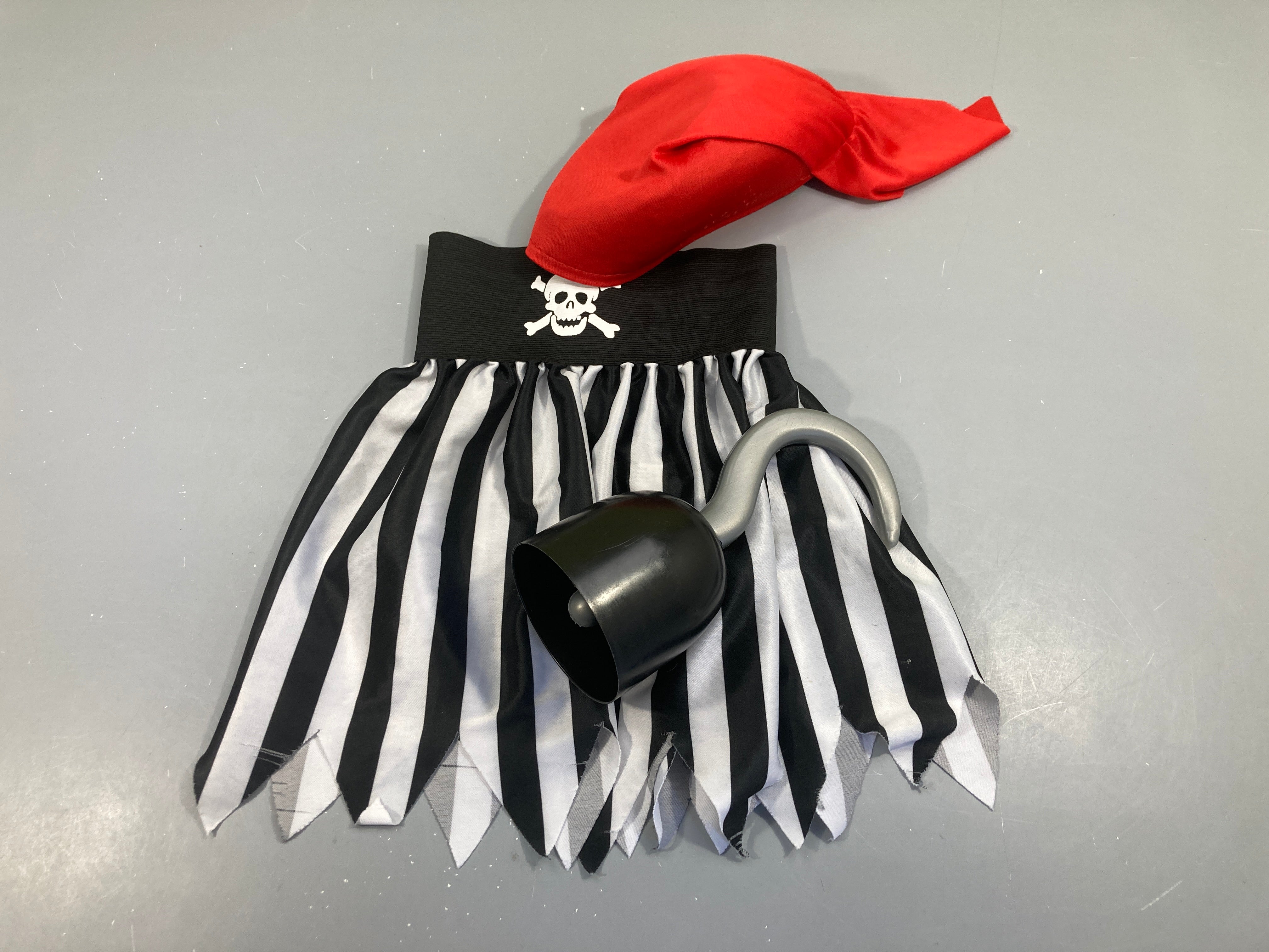 Déguisement Pirate, jupe lignée noir et blanc,chapeau rouge, crochet