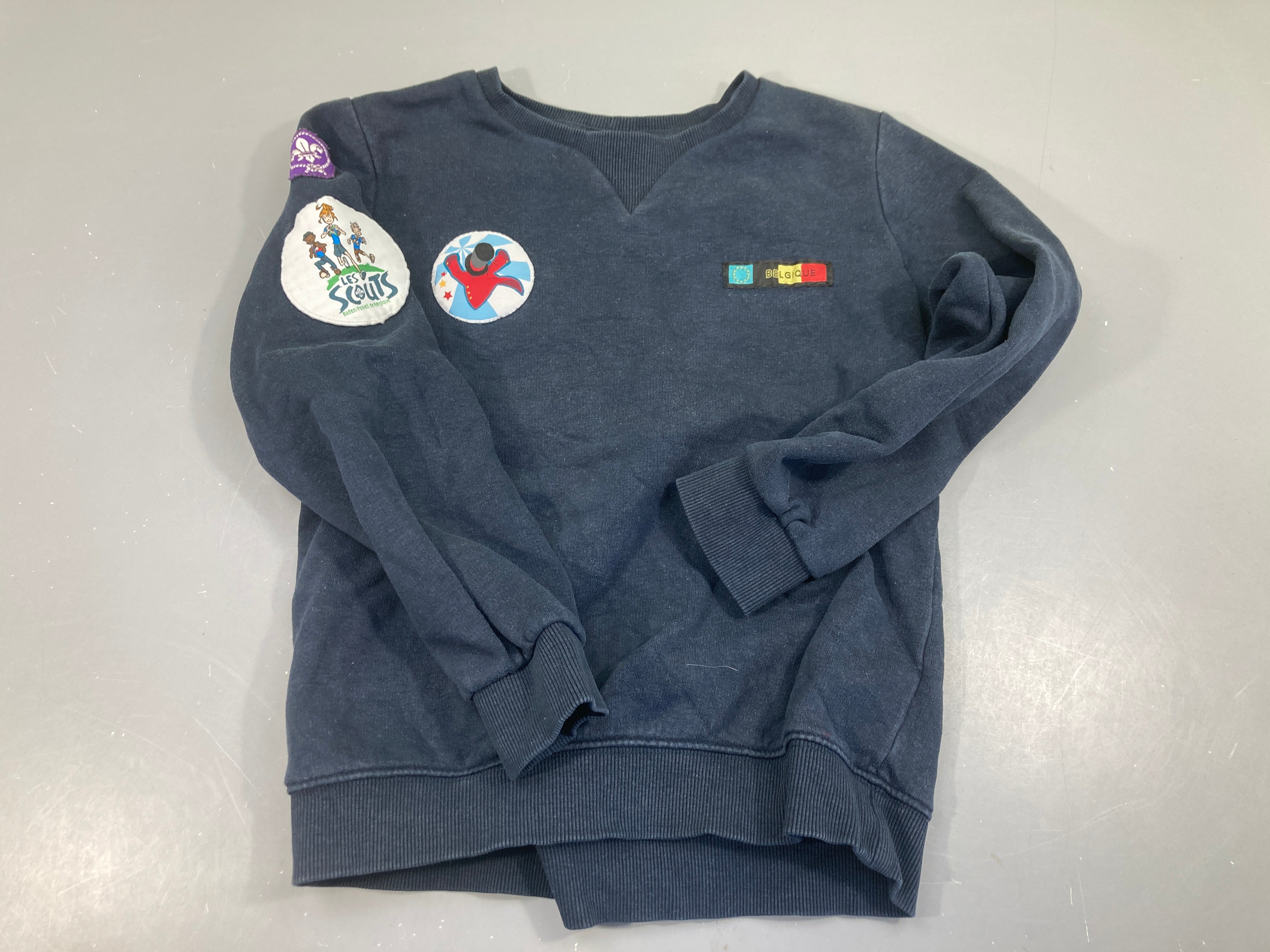 Sweat bleu foncé , écussons scouts