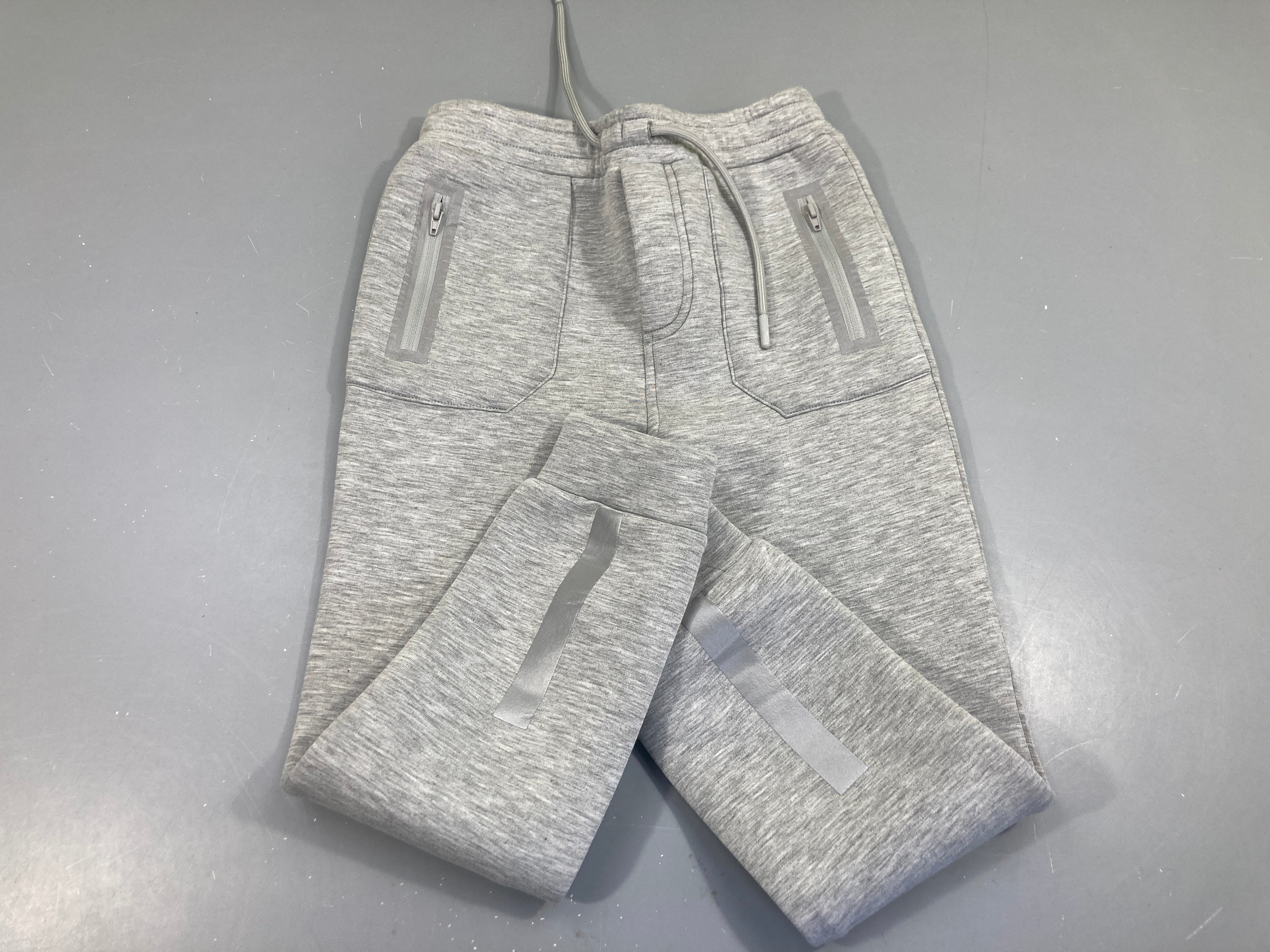 Pantalon jogging gris clair, éléments réfléchissants