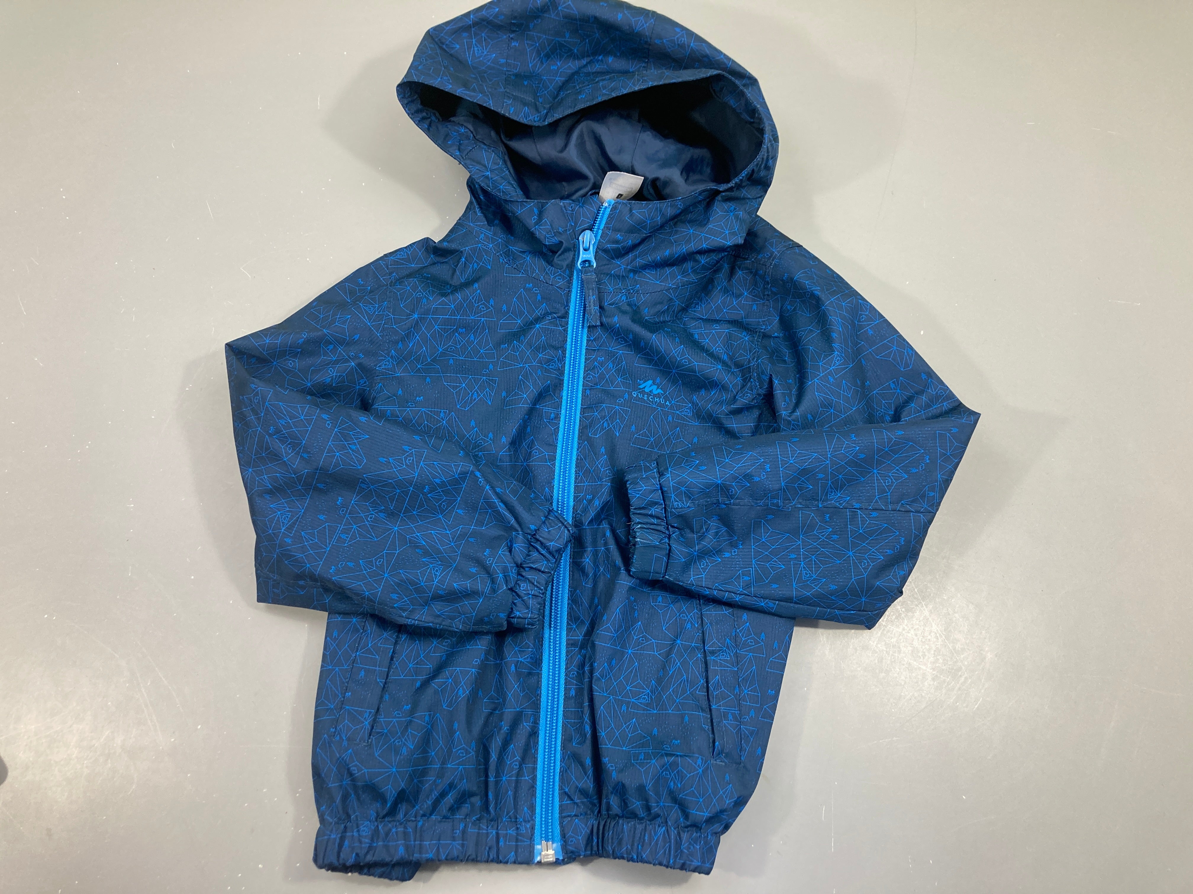 Veste coupe-vent à capuche bleu foncé, motif bleu