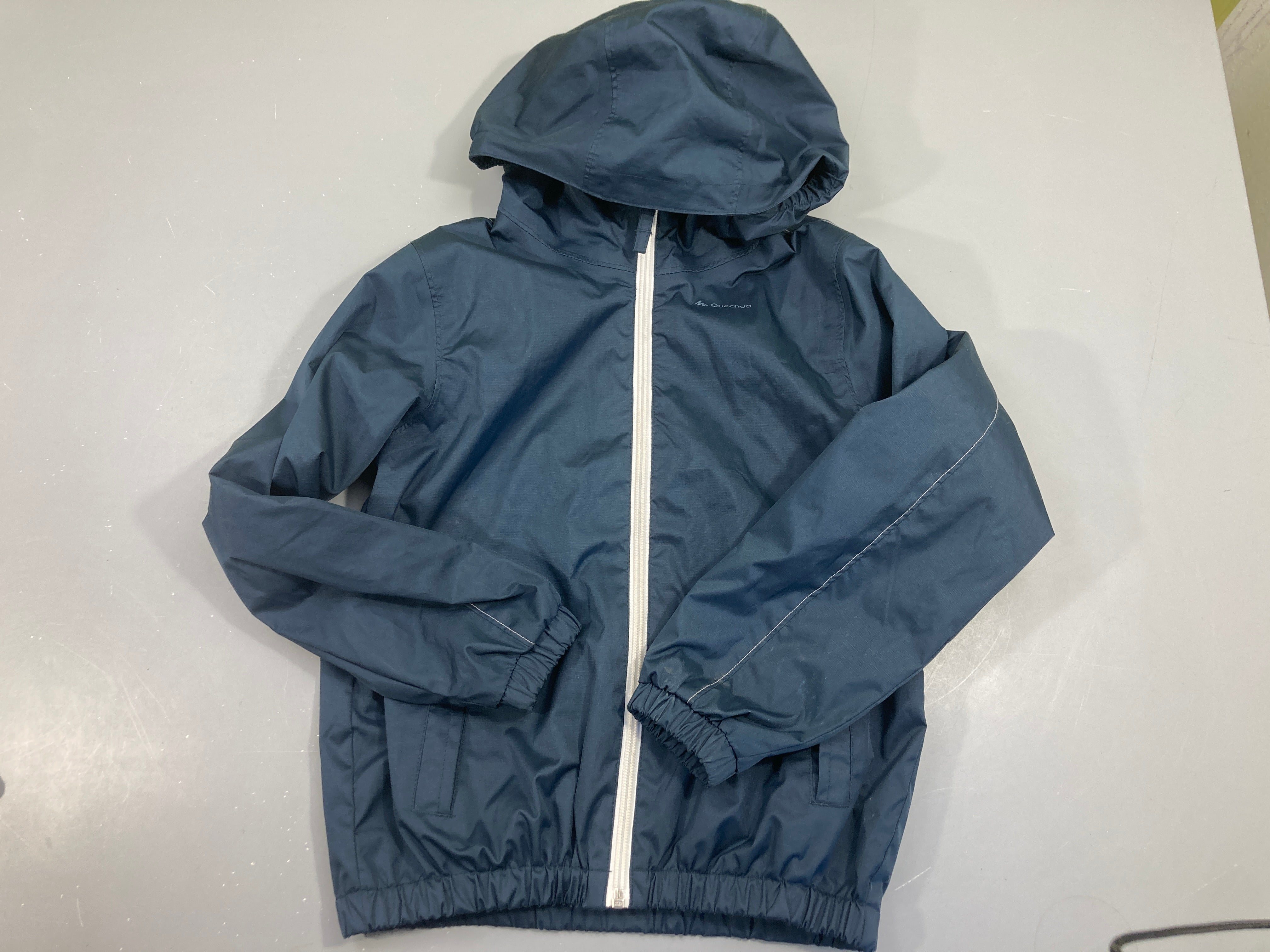 Veste coupe-vent à capuche bleu foncé