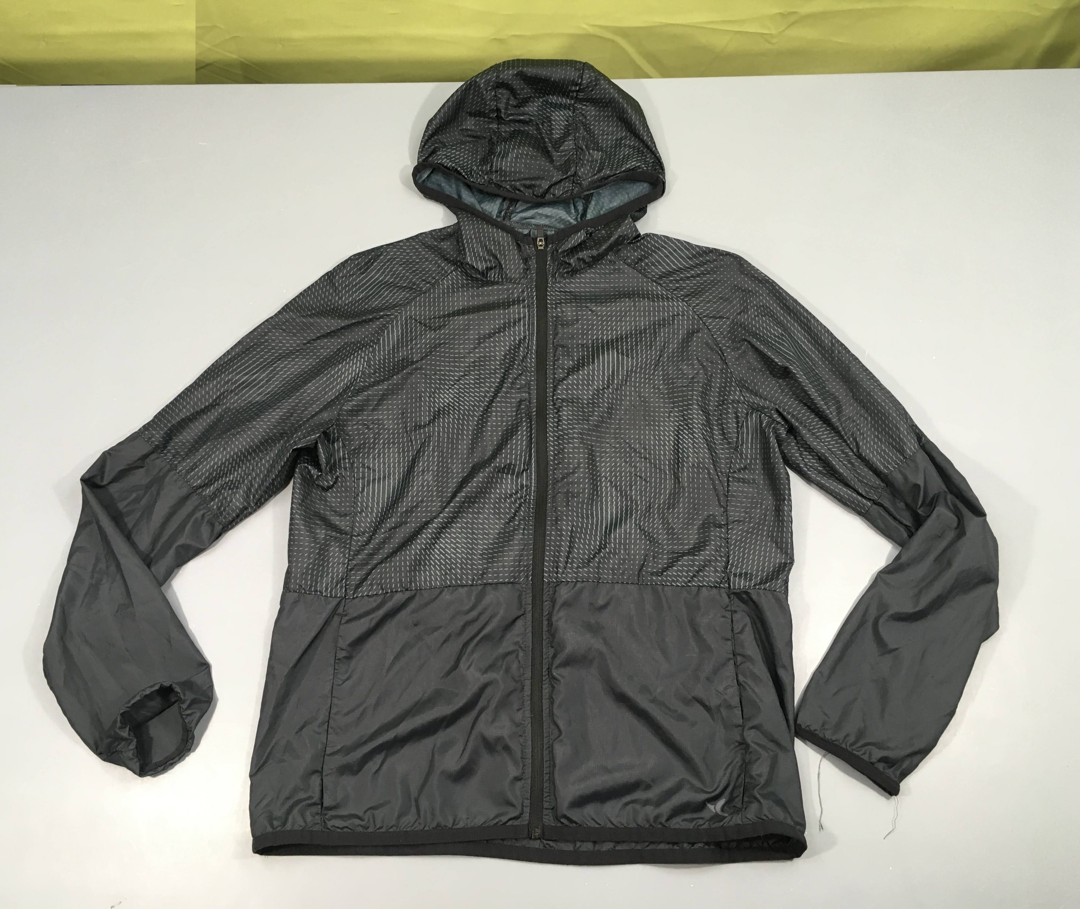 Coupe-vent extra light gris foncé traits