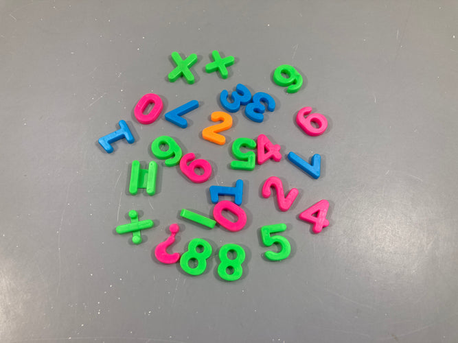 Aimants chiffres plastique, moins cher chez Petit Kiwi