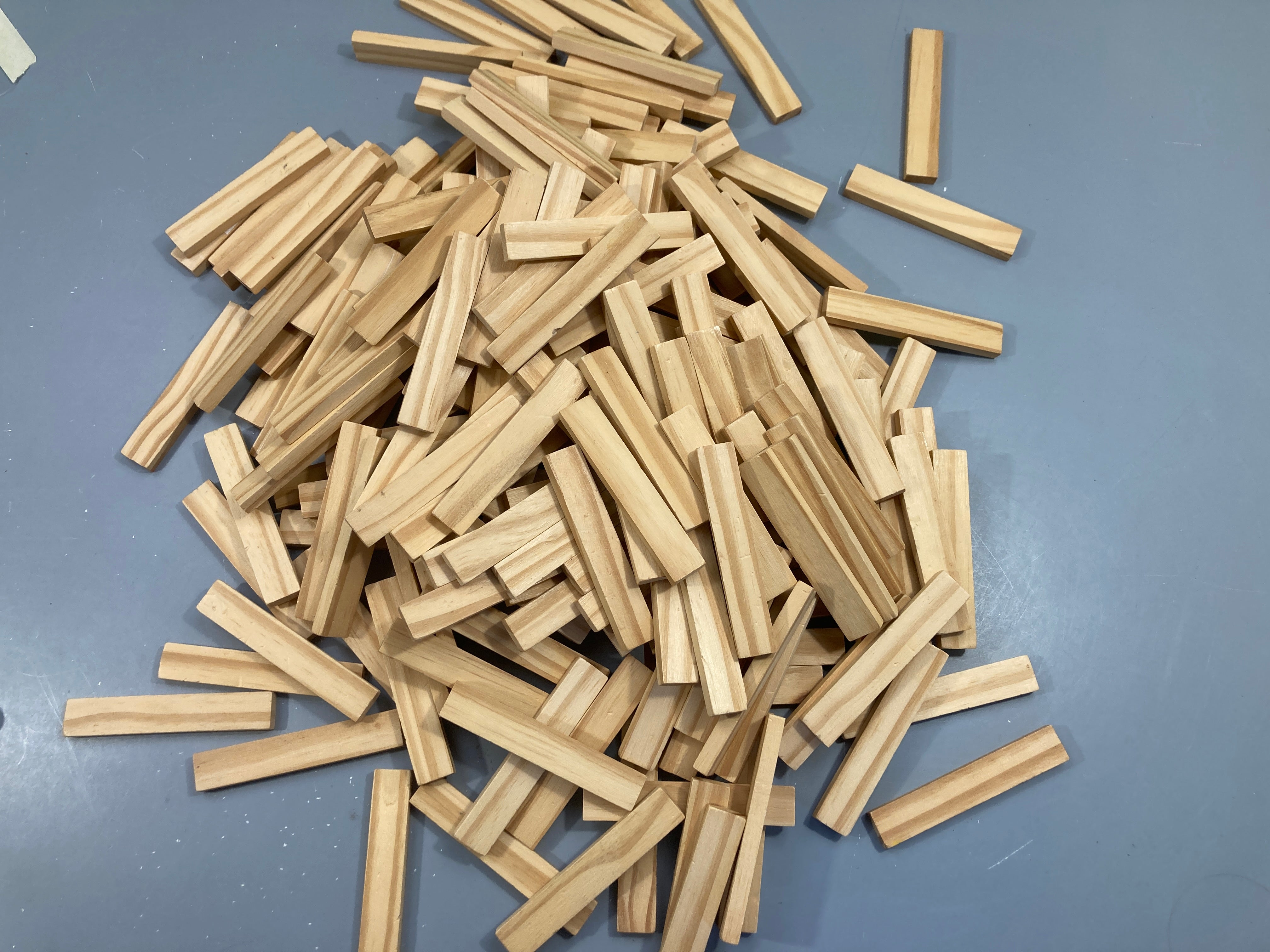 Lot d'éléments  en bois style kapla, LG distribution