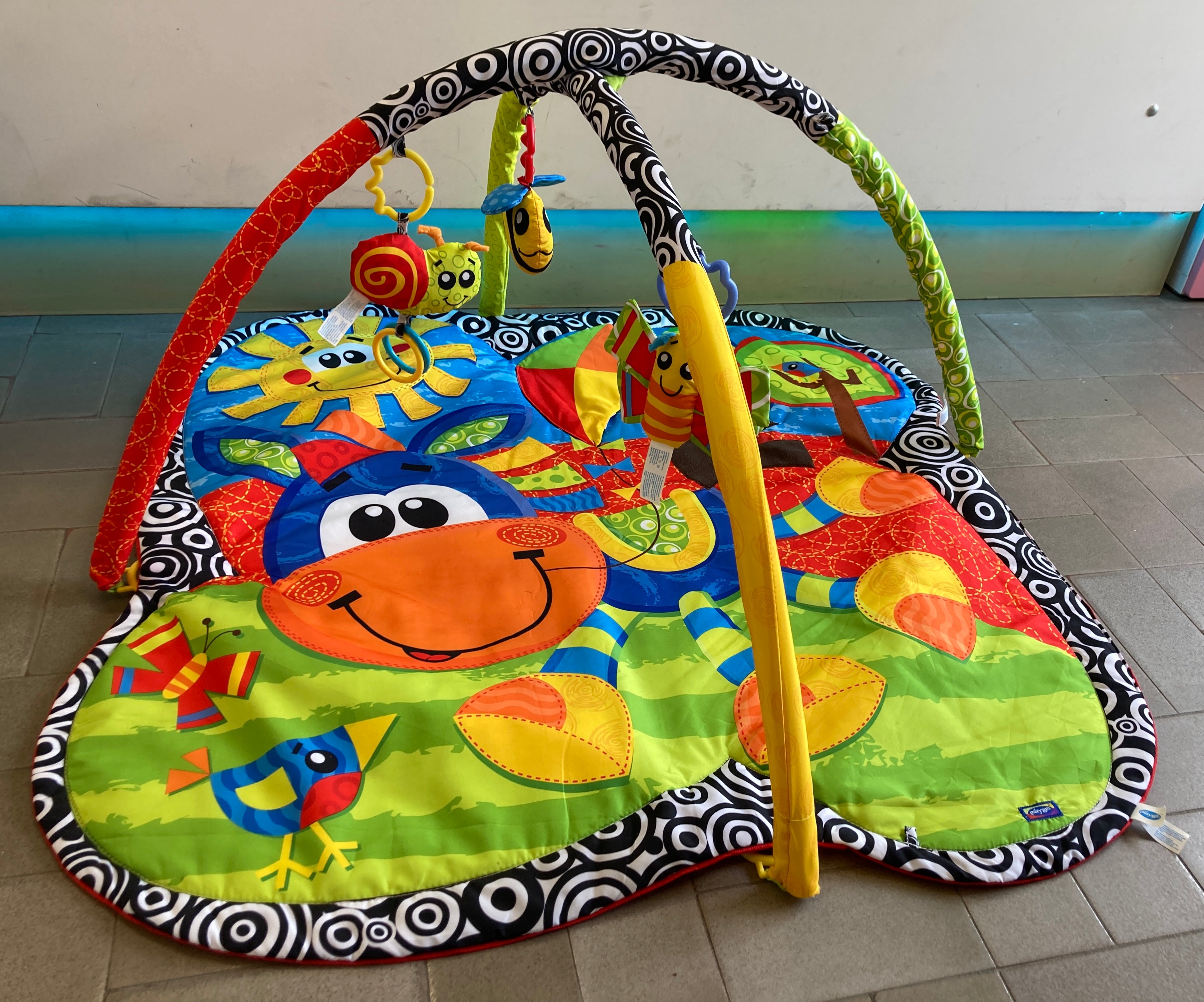 Tapis d'éveil Clip Clop avec 3  mobiles, Playgro