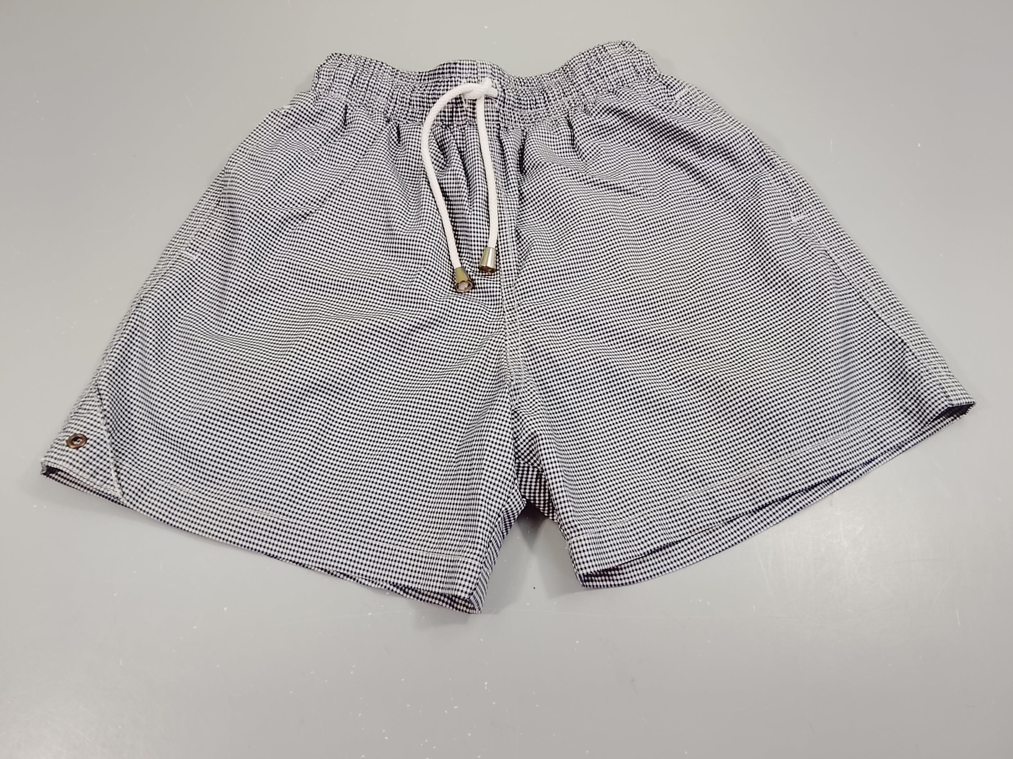 Maillot short, histoire de plage à carreaux bleu marine et blanc
