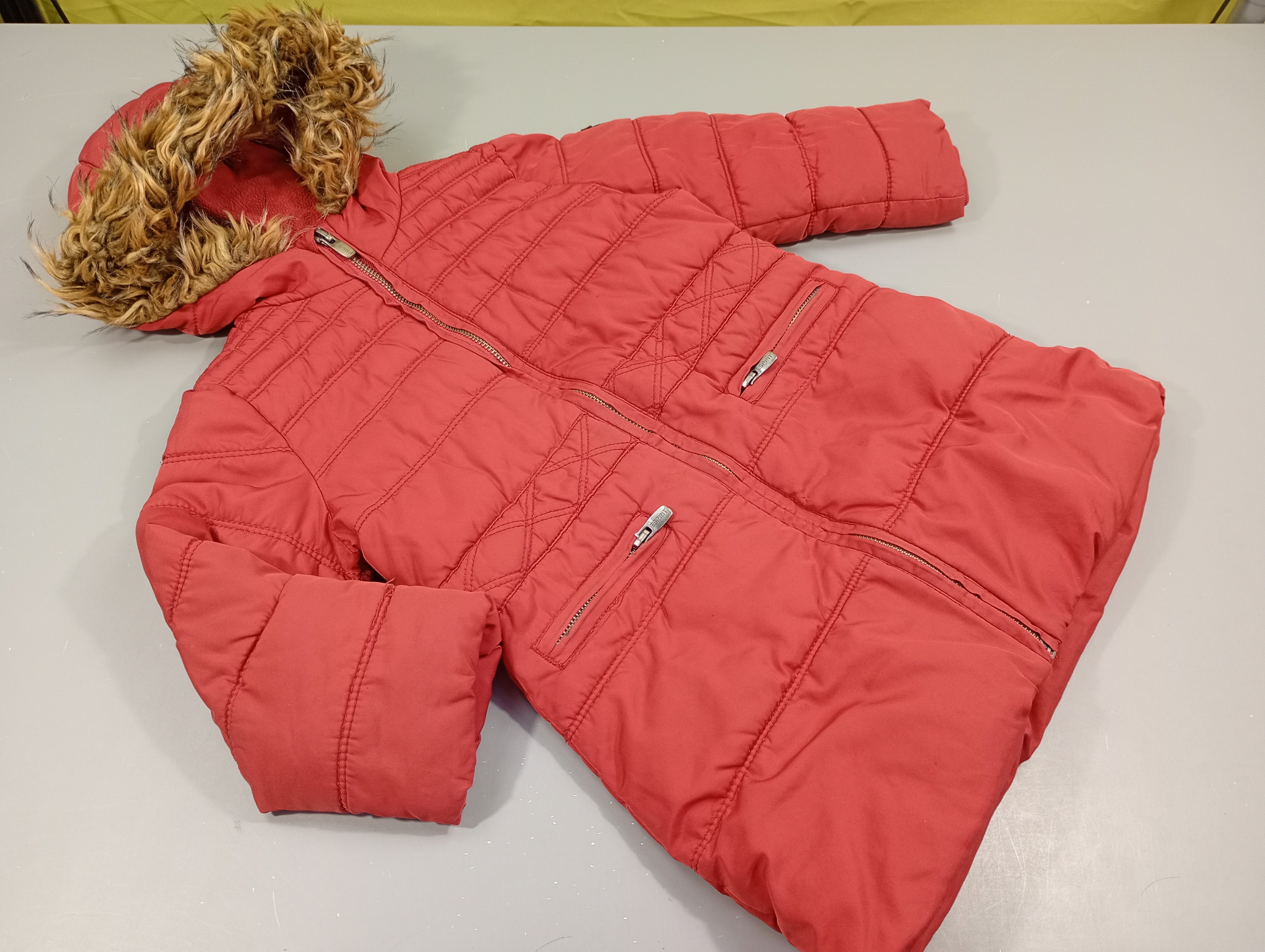 Veste ouatinée rouge zippée à capuche fausse fourrure
