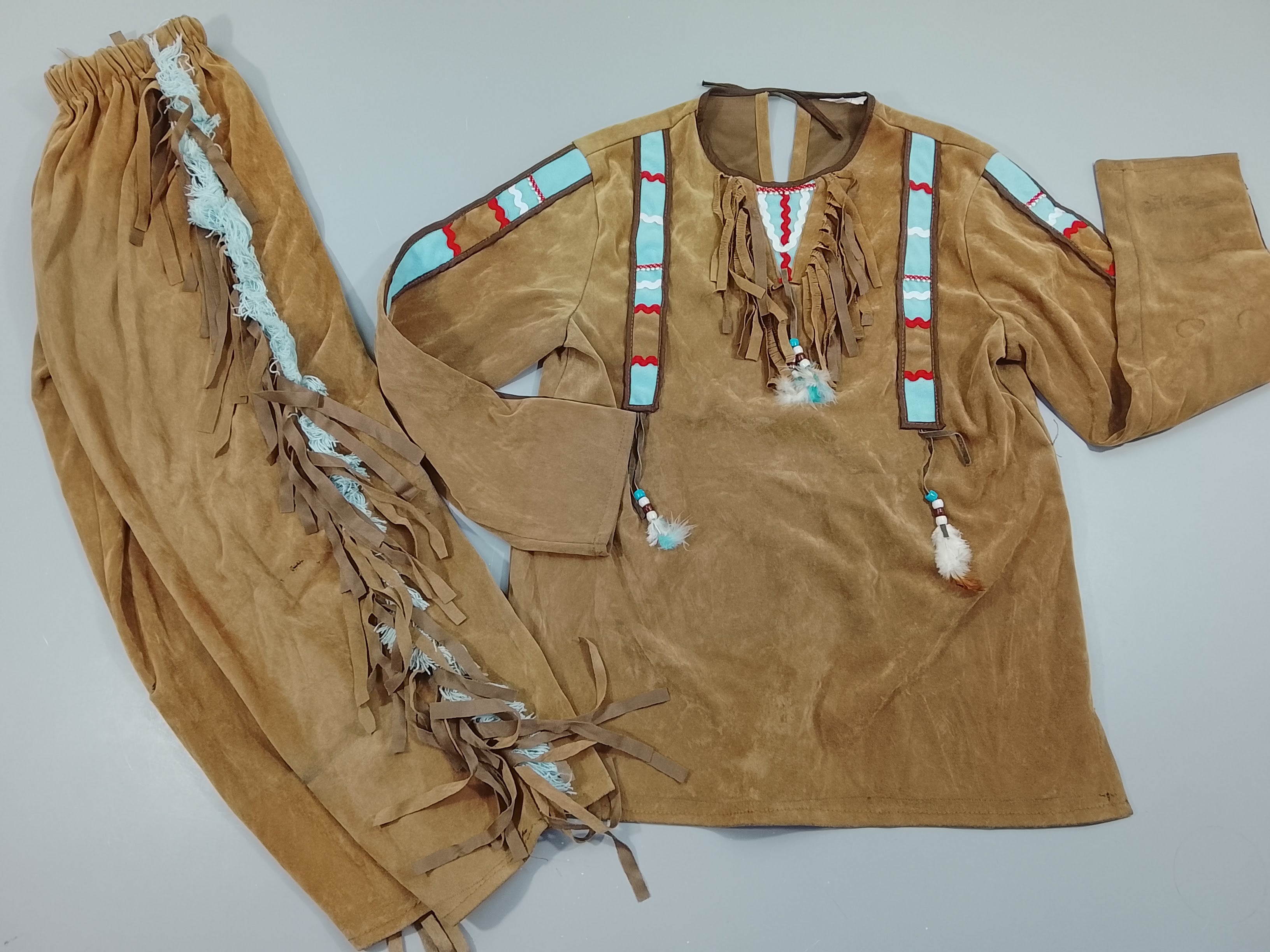 Déguisement Indien Pantalon+  haut assorti beige à franges. Pantalon abîmé ( trous  et rapiècements)