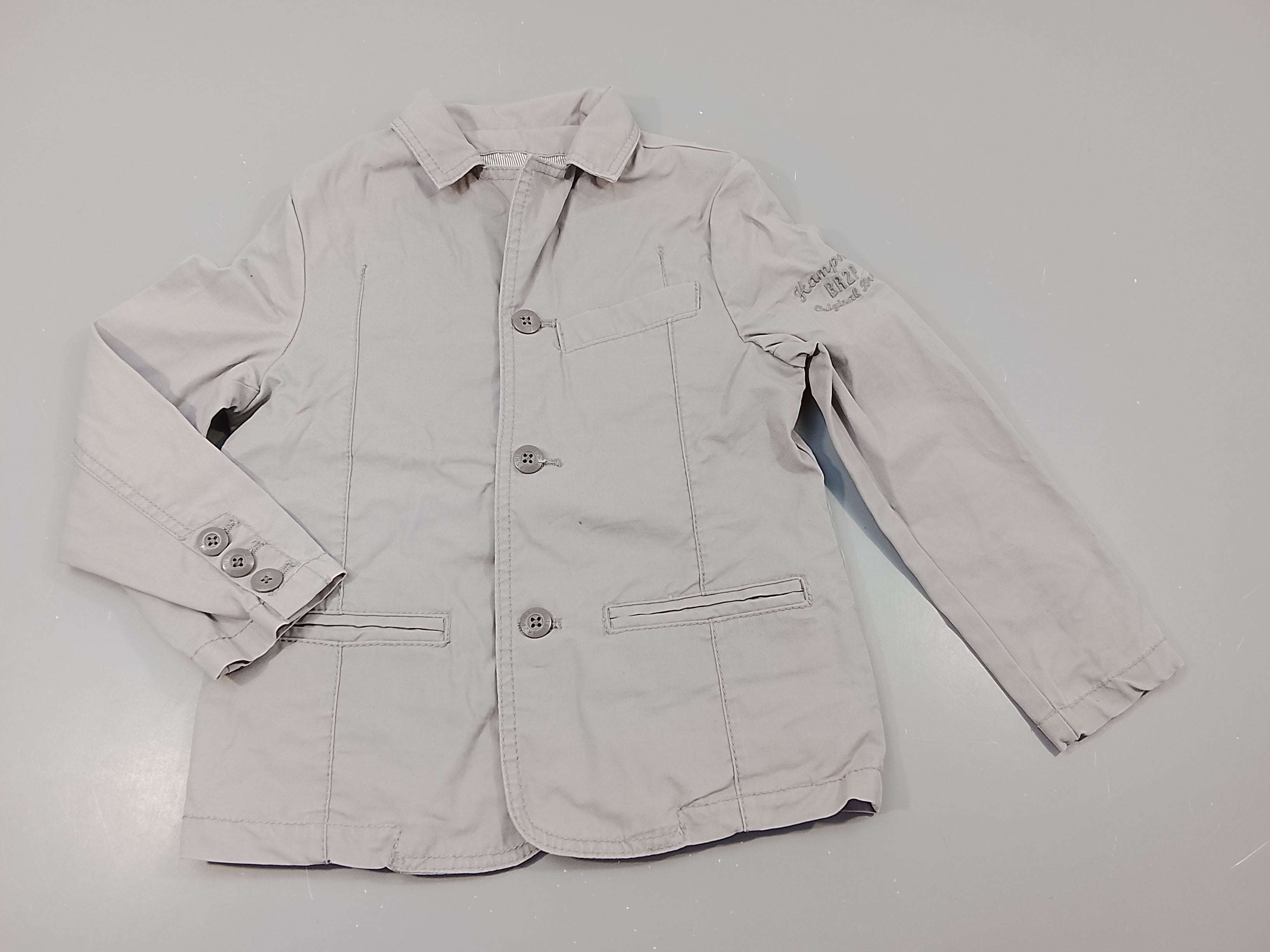Veste grise,, poches chino très légère tache à la manche