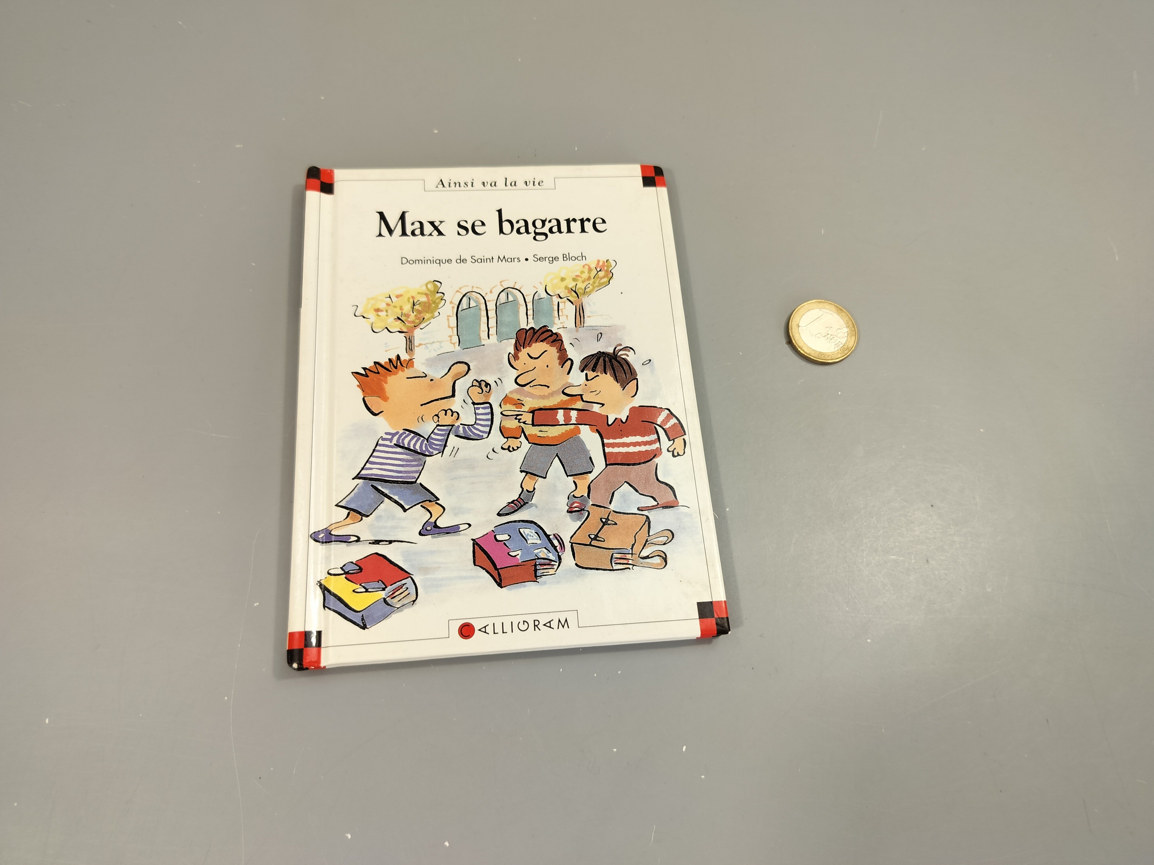 Max et Lili. Max se bagarre.