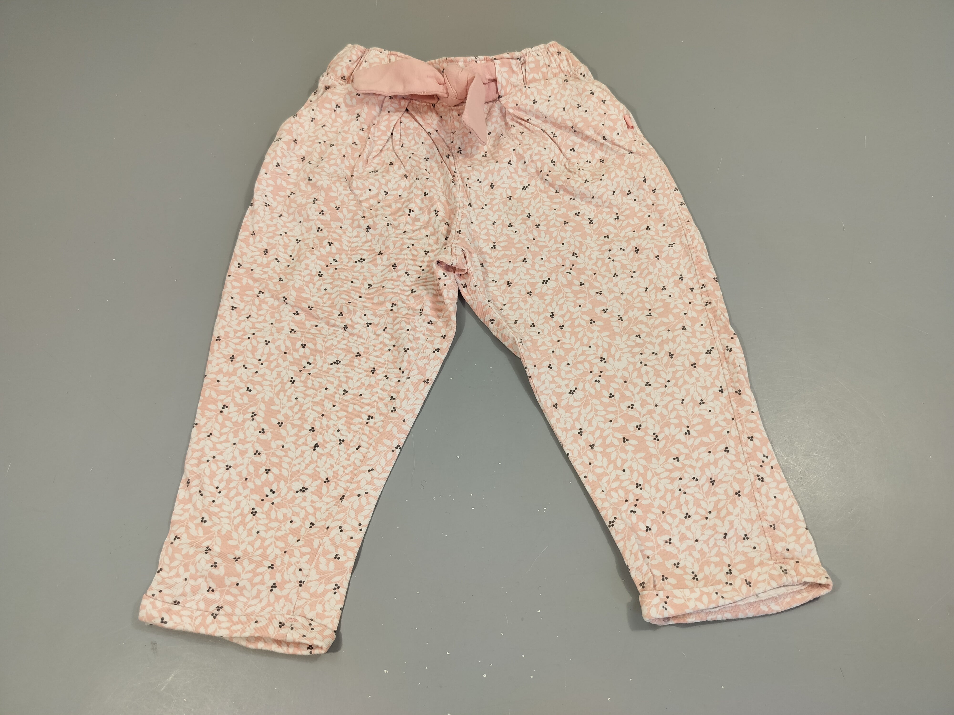 Pantalon fluide rose clair à motifs blancs