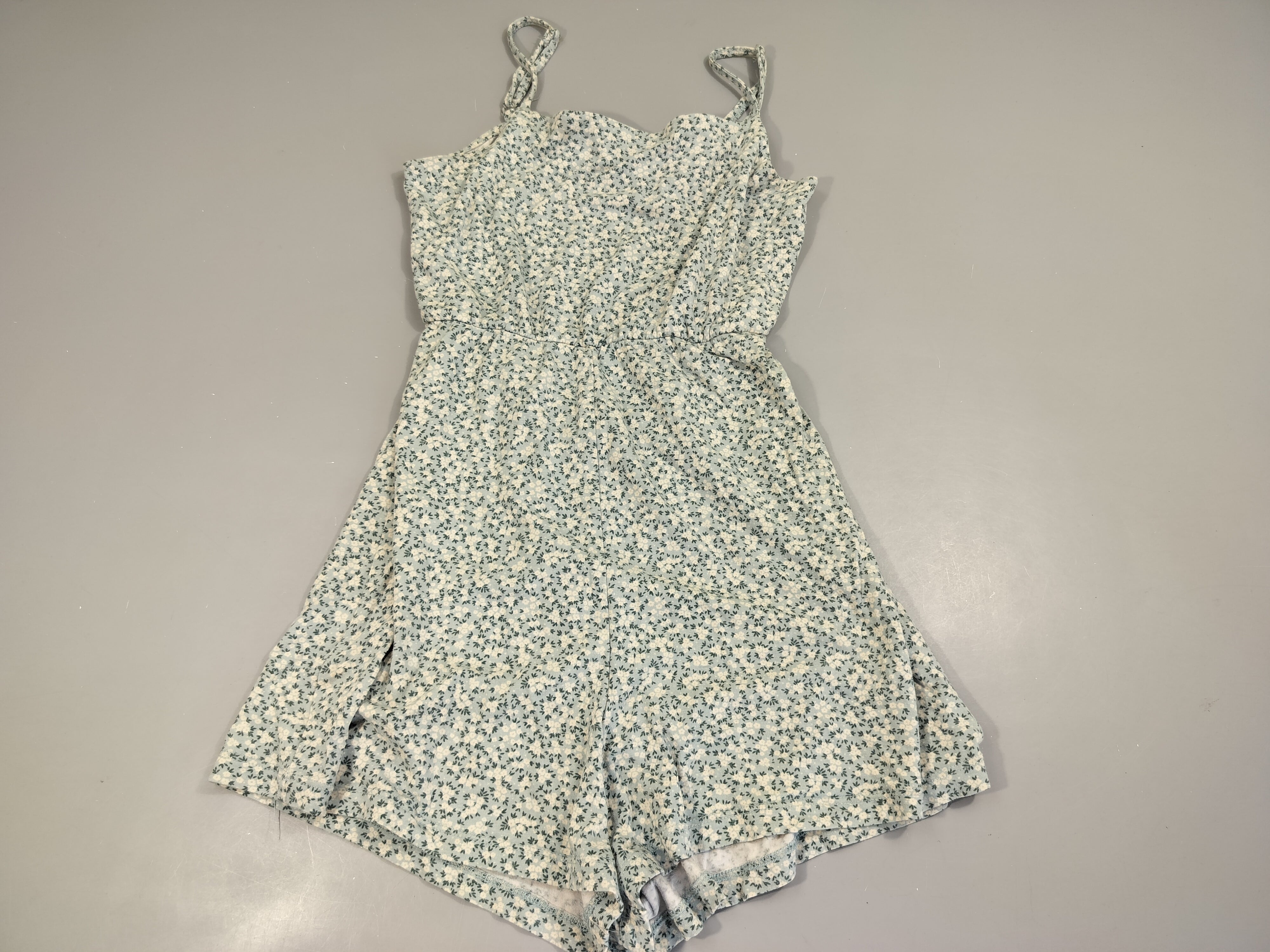 Combishort à bretelles  bleu clair à fleurs blanches  M