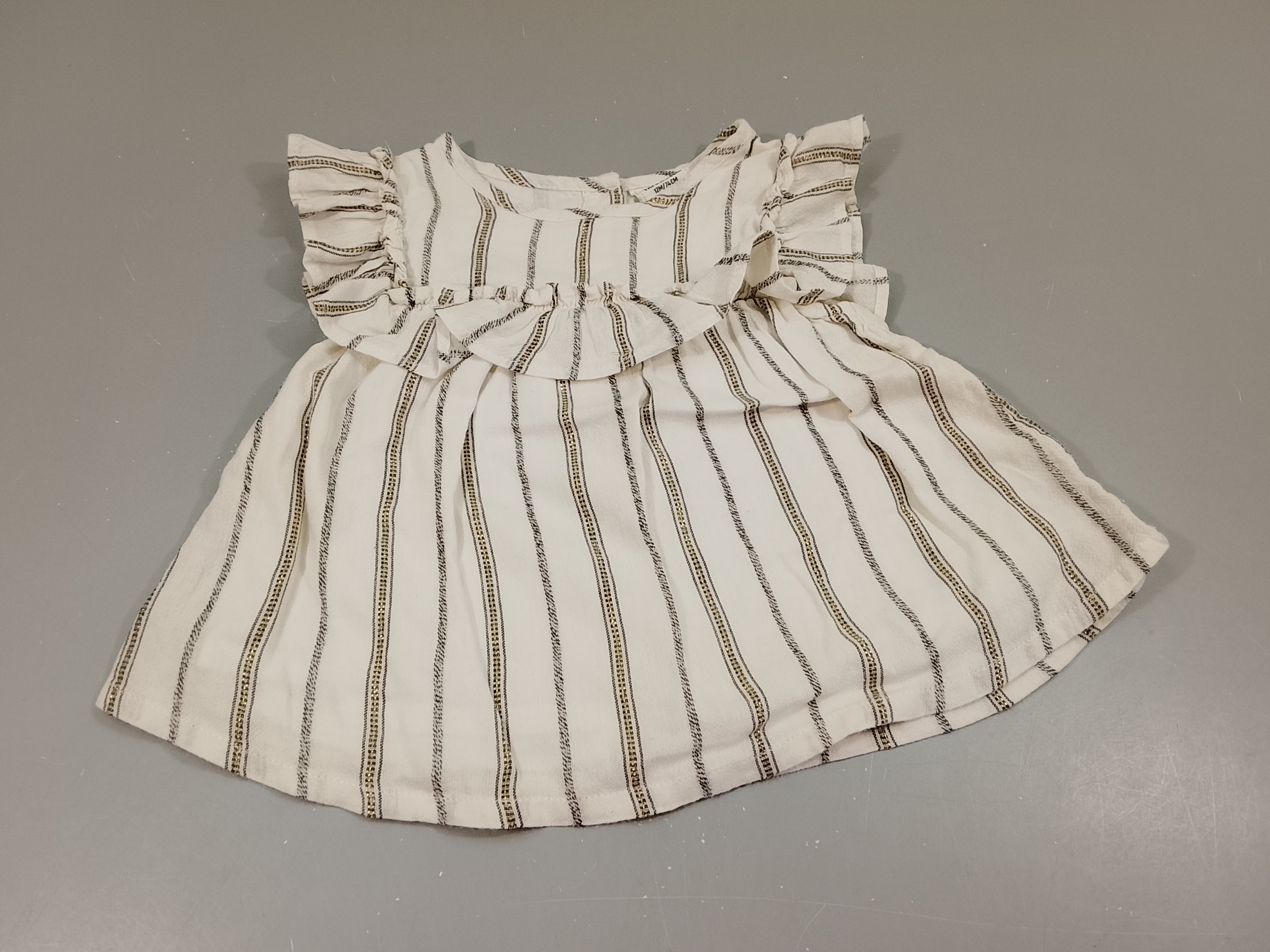 Robe m.c   écrue à volants, rayures verticales noir doré