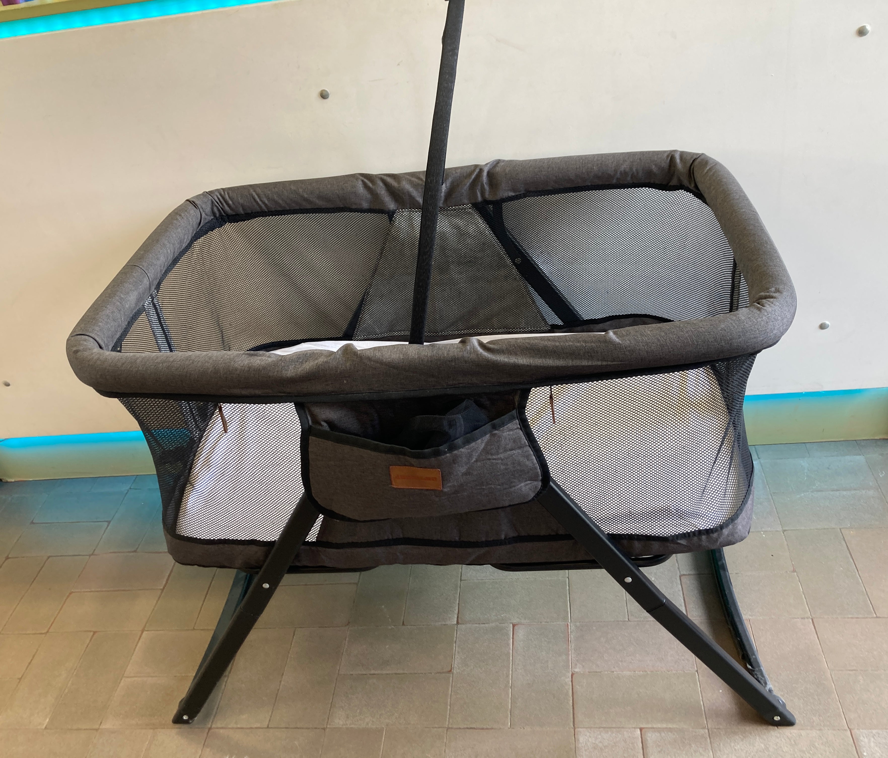 Berceau Asir - Gris foncé - 75 x 60 x 90 cm avec moustiquaire et arche de jeux