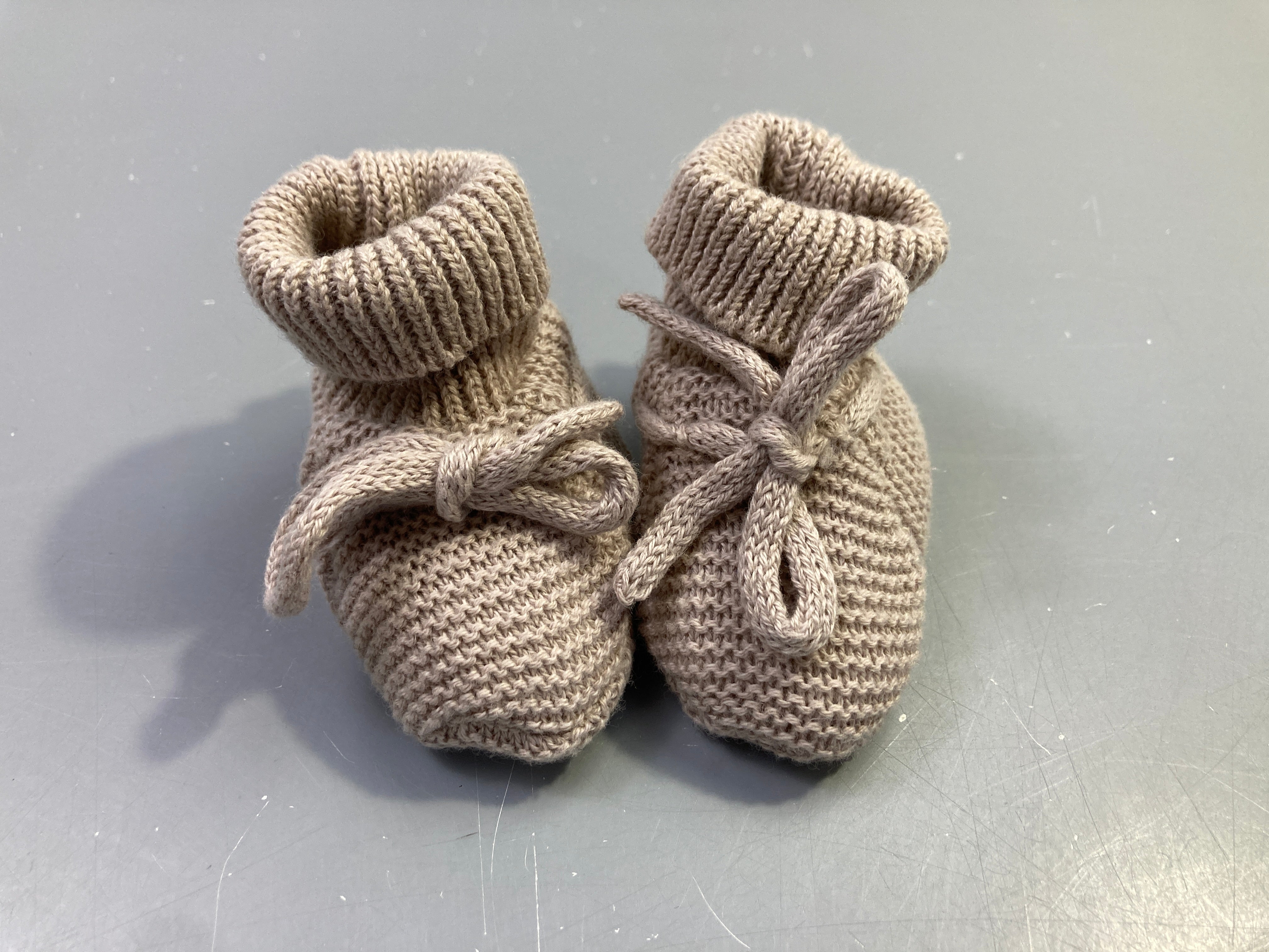 Chaussons naissance tricot beige lacets