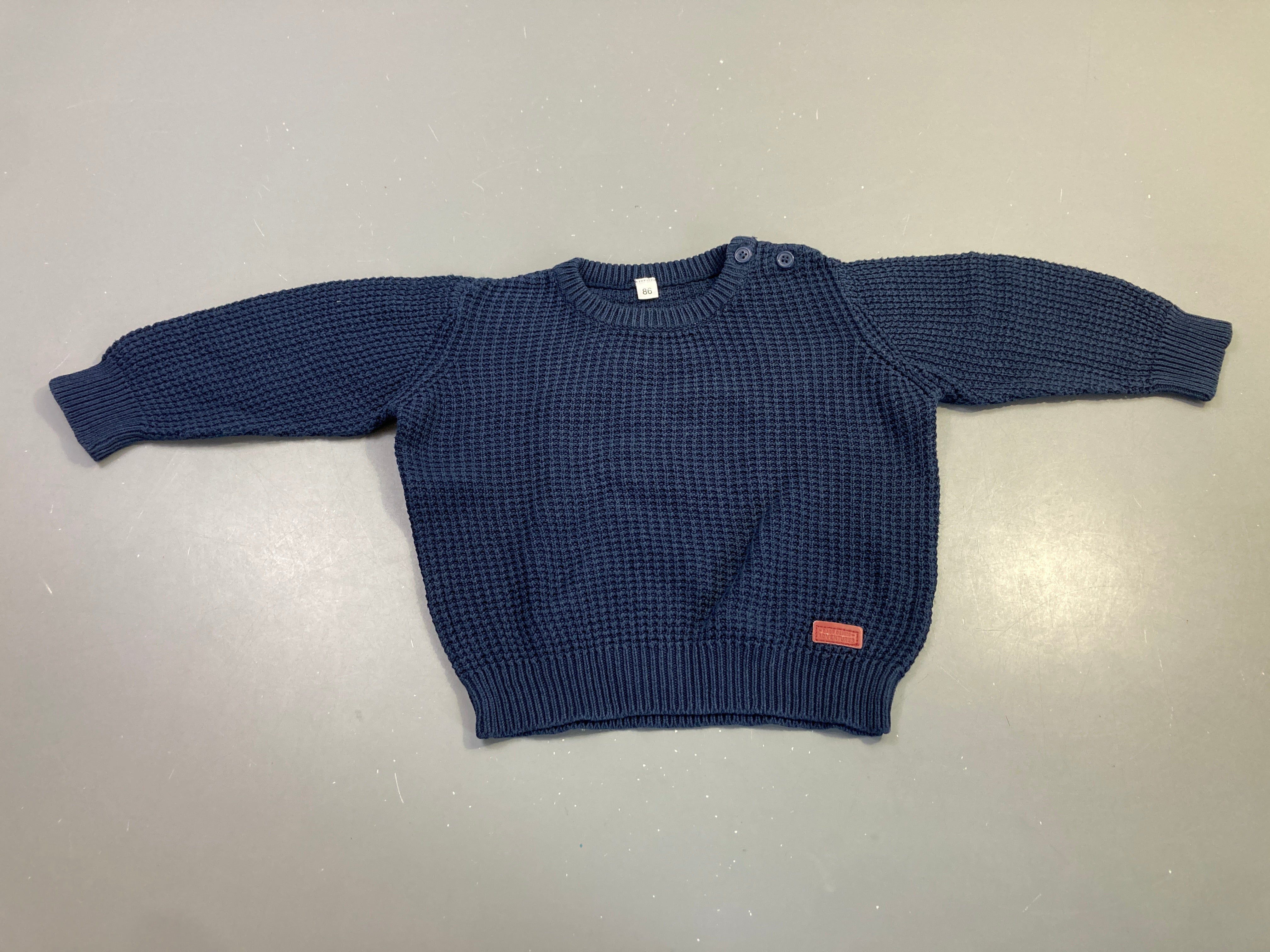 Pull tricot bleu marine boutons épaule