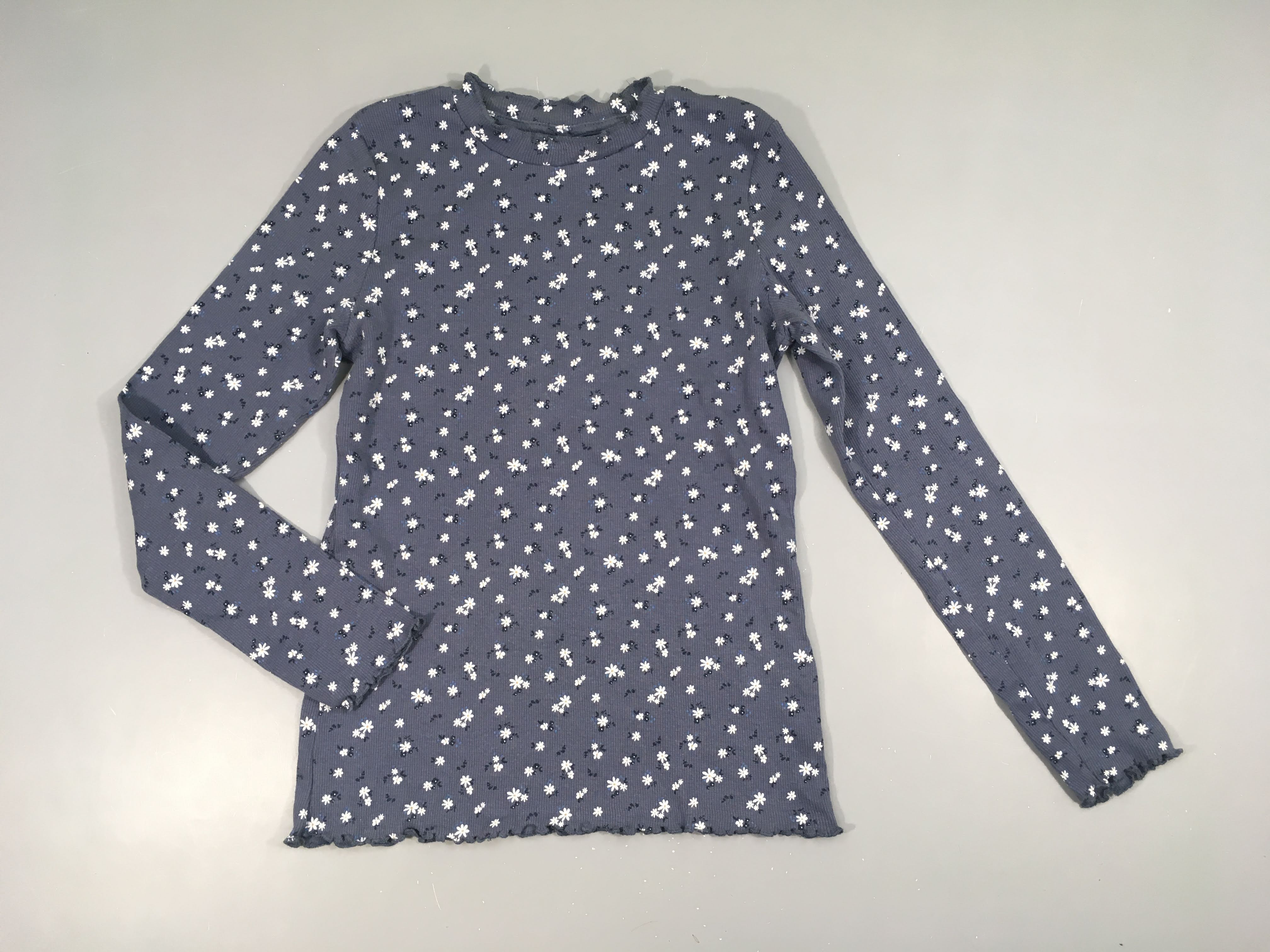 T-shirt m.l col montant bleu fleuri fines côtes froufrous bords