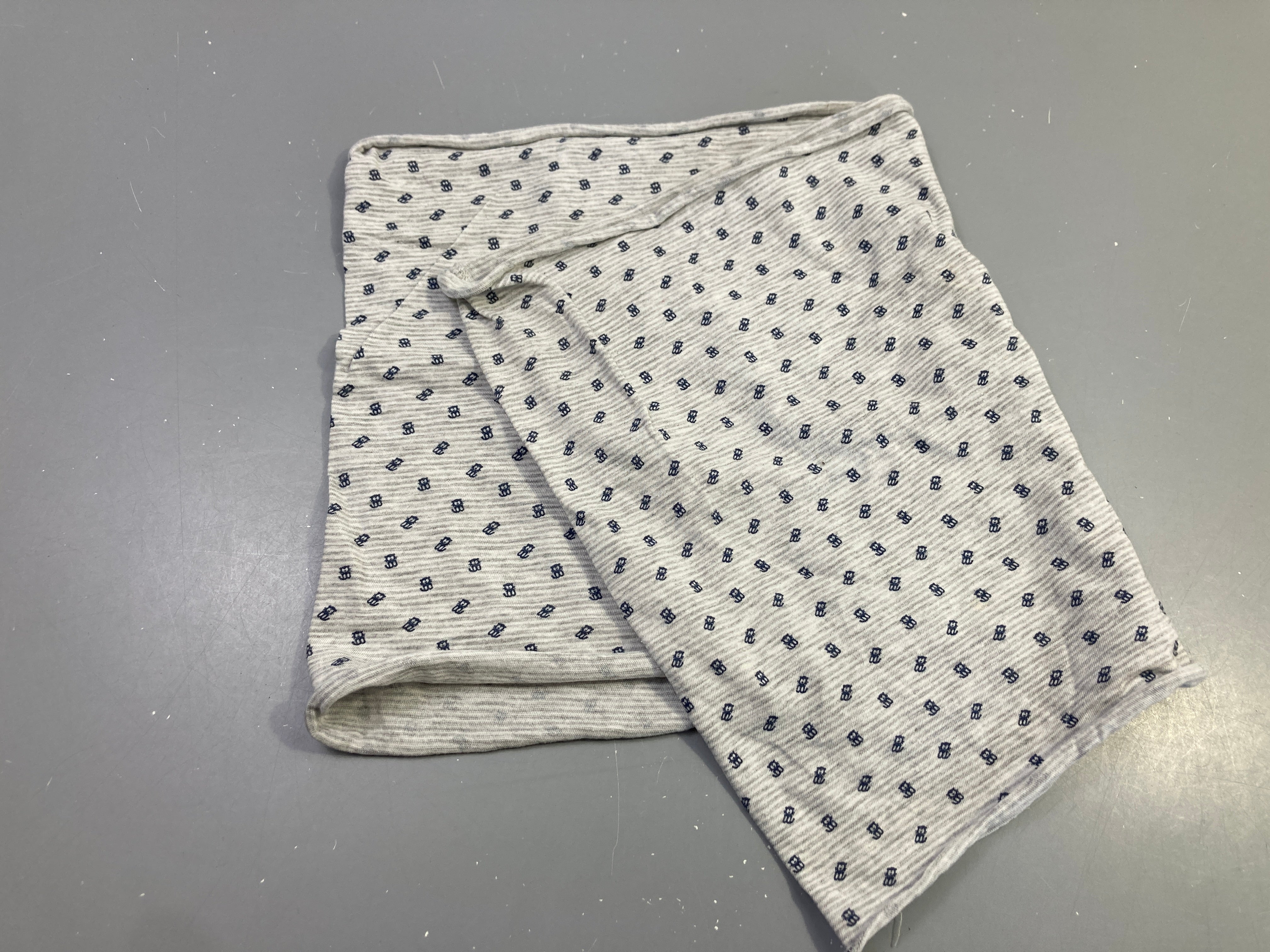 Snood gris chiné motifs bleu marine