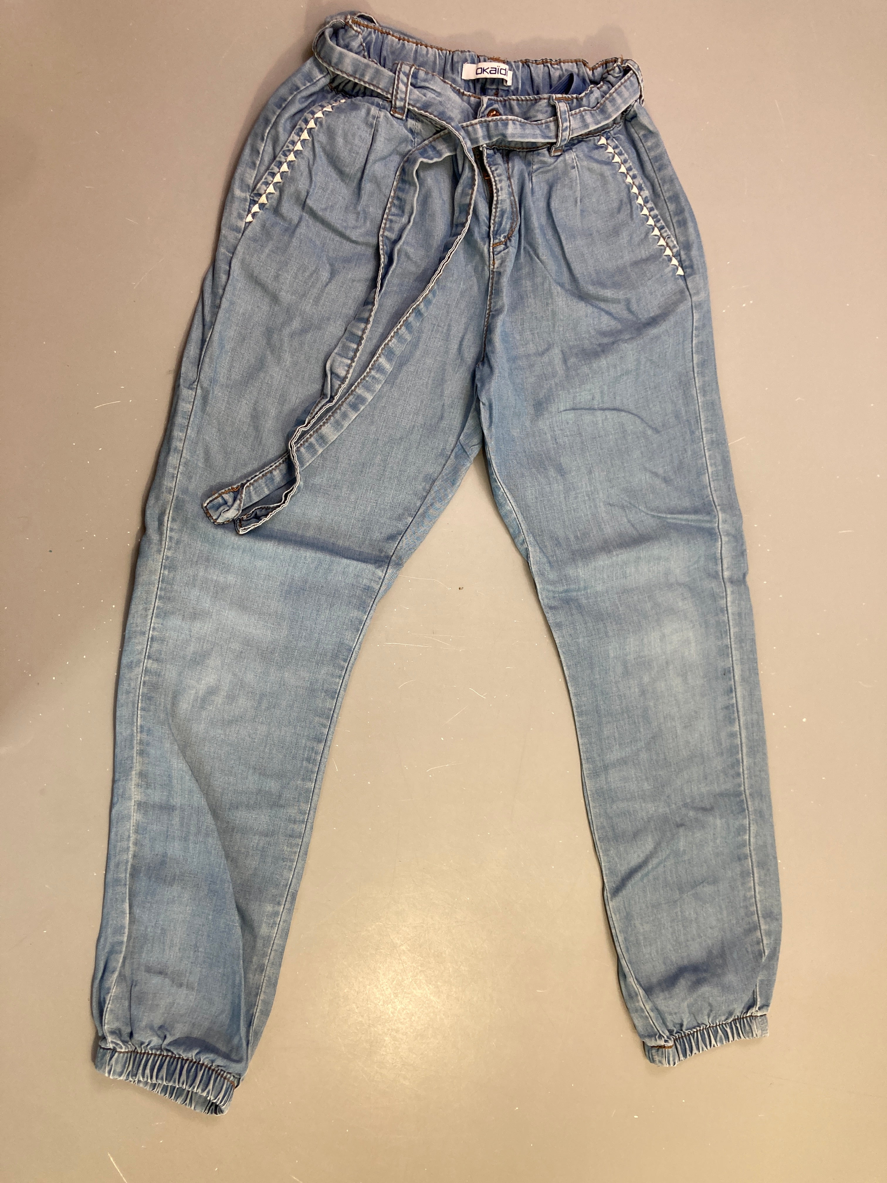 Pantalon denim bleu clair taille et chevilles élastiques ceinture