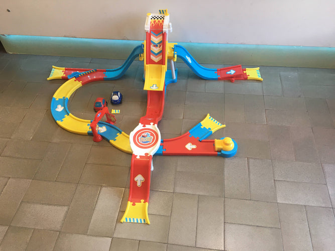 Circuit avec 2 voitures Vroom Planet - 1 petite pièce cassée, moins cher chez Petit Kiwi