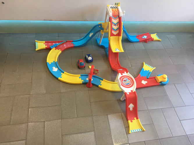 Circuit avec 2 voitures Vroom Planet - 1 petite pièce cassée, moins cher chez Petit Kiwi