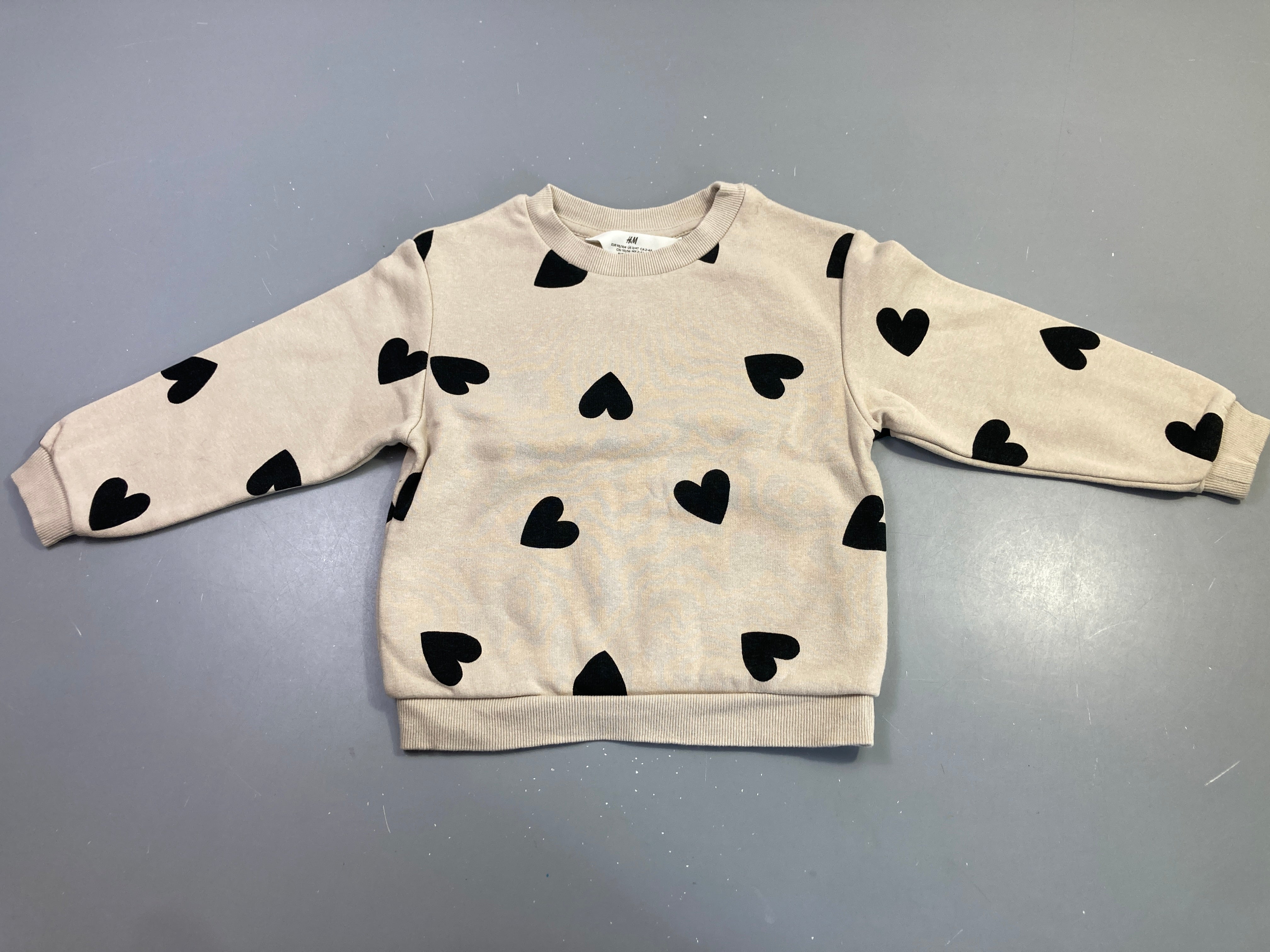Sweat beige coeurs noirs