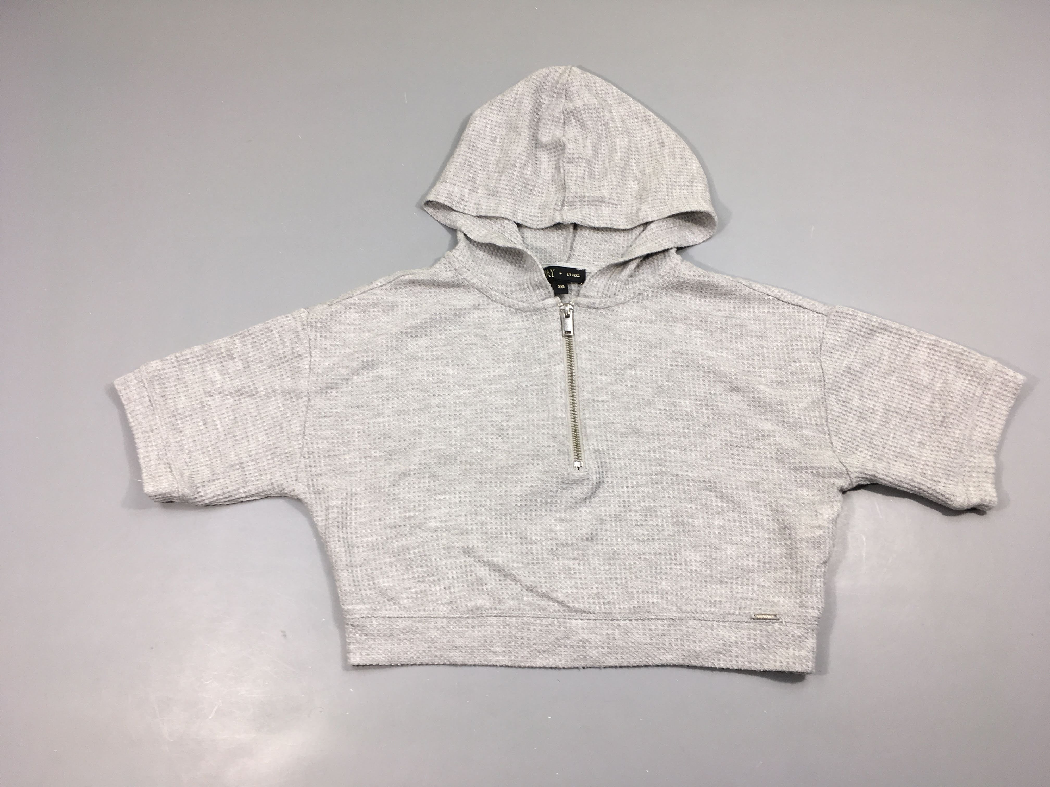 Sweat m.c court gauffré gris à capuche